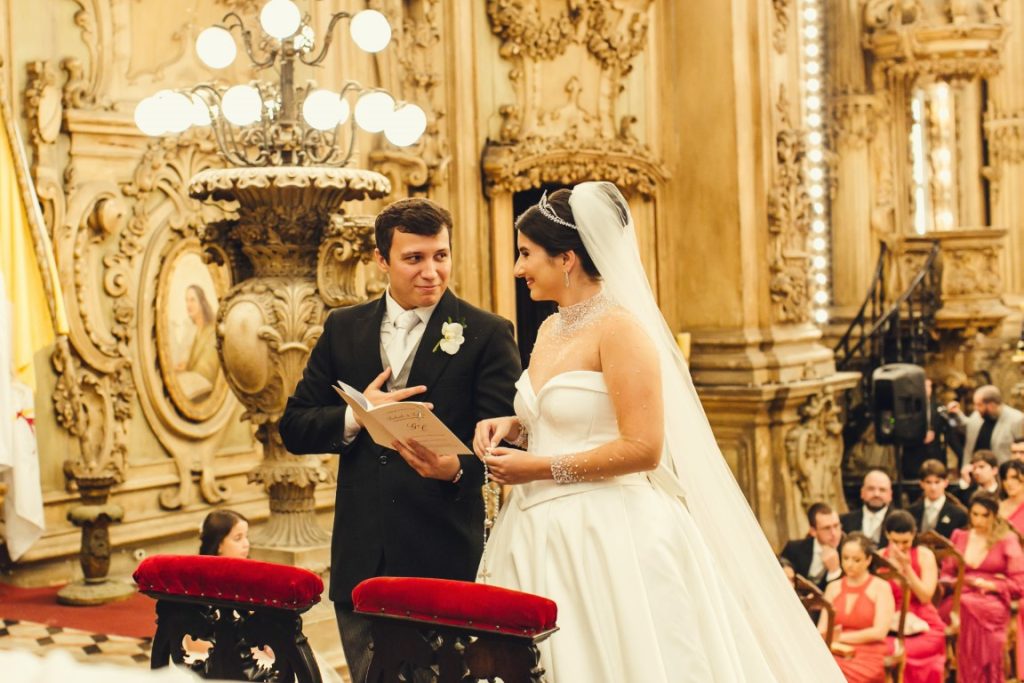 Casamento clássico: noivos na cerimônia - Fotos Dueto Fotografia