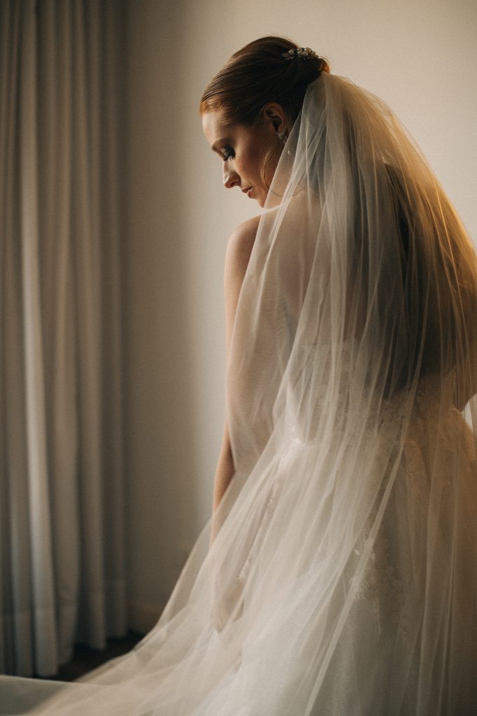 Casamento romântico: foto do véu da noiva - Foto Dai Lima Fotografia 