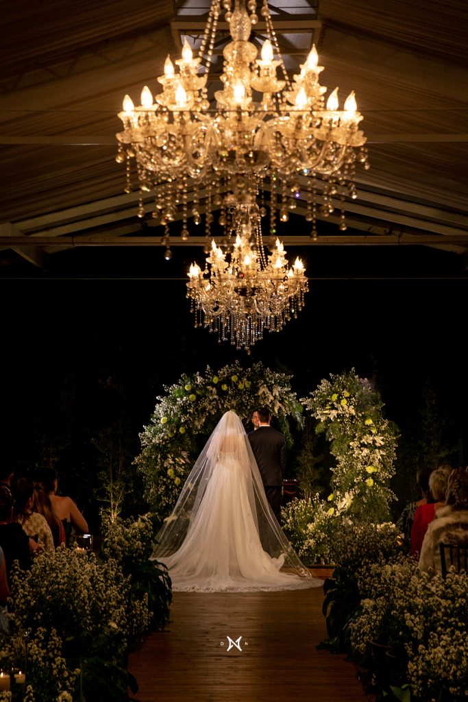Casamento clássico: noivos no altar - Fotos DN Fotos