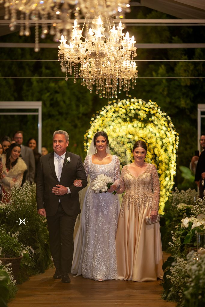 Casamento clássico: noiva rumo ao altar - Fotos DN Fotos