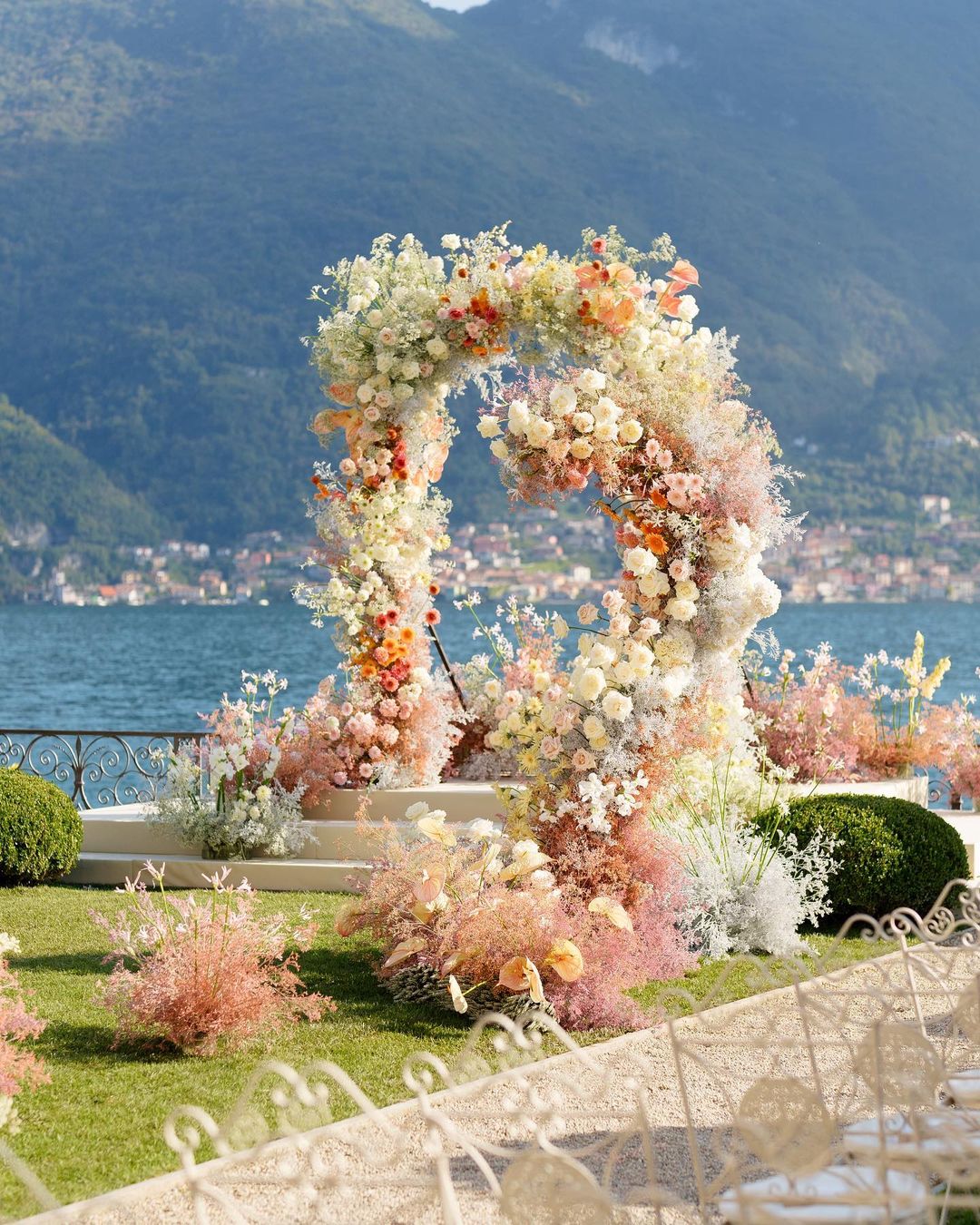 Arco de flores em tons românticos de frente para p Lake Como na Itália | foto: Bottega 53