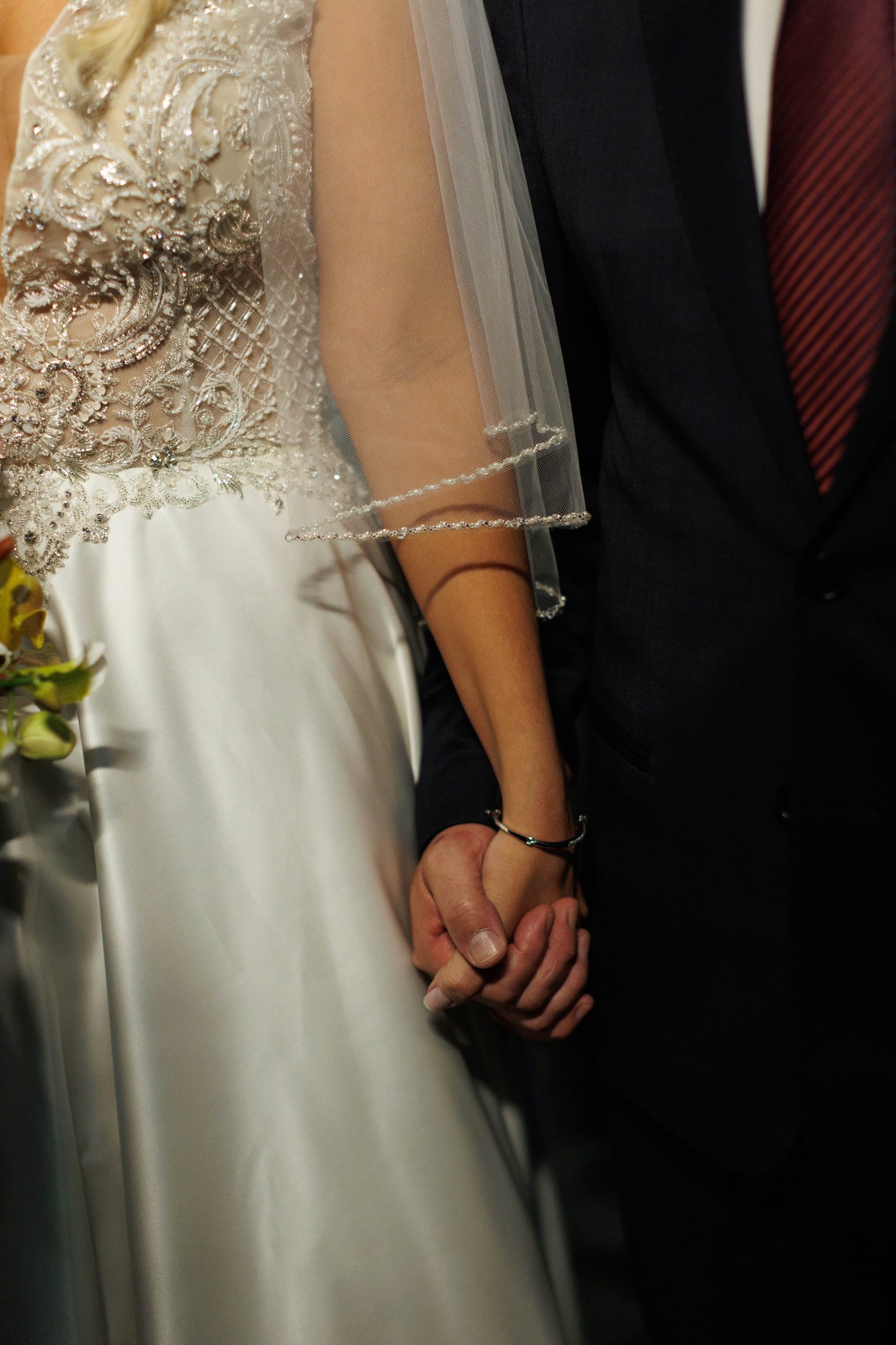 Noiva Melany de mãos dadas com o pai | Foto: Adalberto Rodrigues 