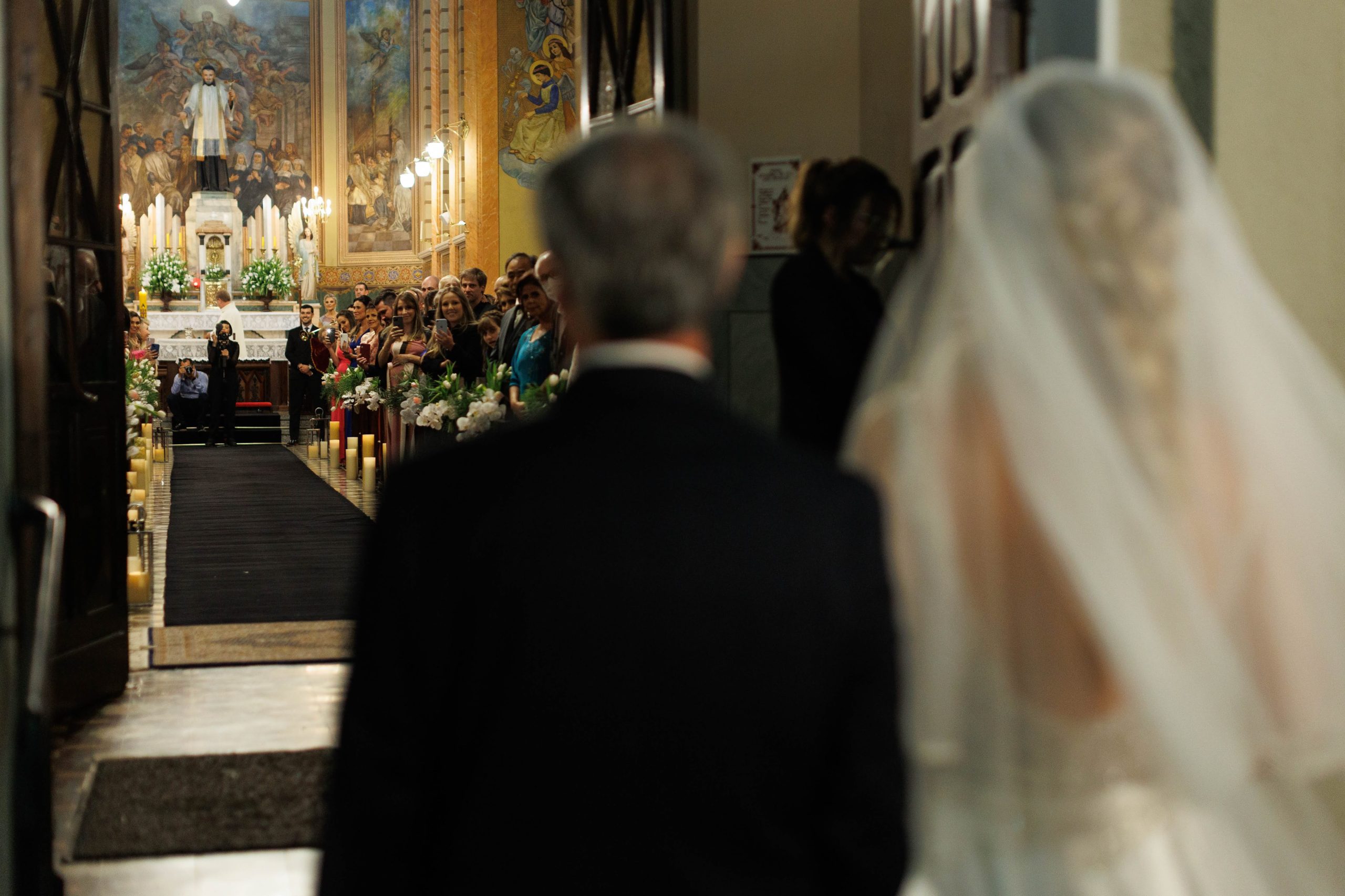Momento em que a noiva entra na igreja ao lado do pai | Foto: Adalberto Rodrigues 