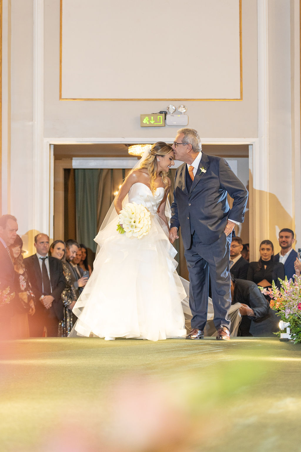 Entrada da noiva ao lado do pai | Foto: Sabrina Vasconcelos
