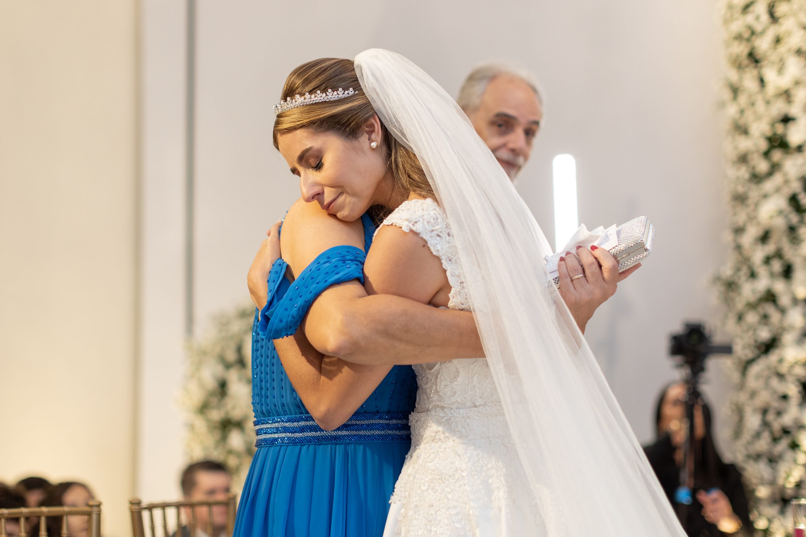 Mãe e noiva se abraçam | Foto: Sabrina Vasconcelos