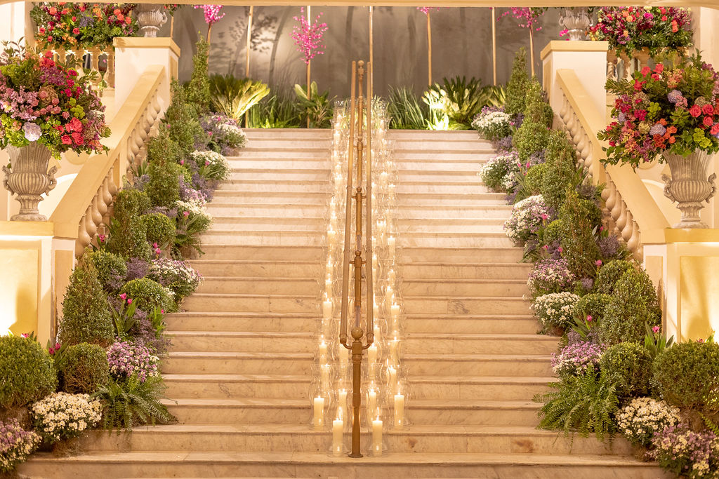 Entrada do Copacabana Palace com escada com arranjos de flores | Foto Sabrina Vasconcelos