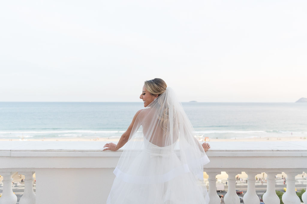 Casamento no Copabana Palace. Noiva contempla vista para a praia | Sabrina Vasconcelos