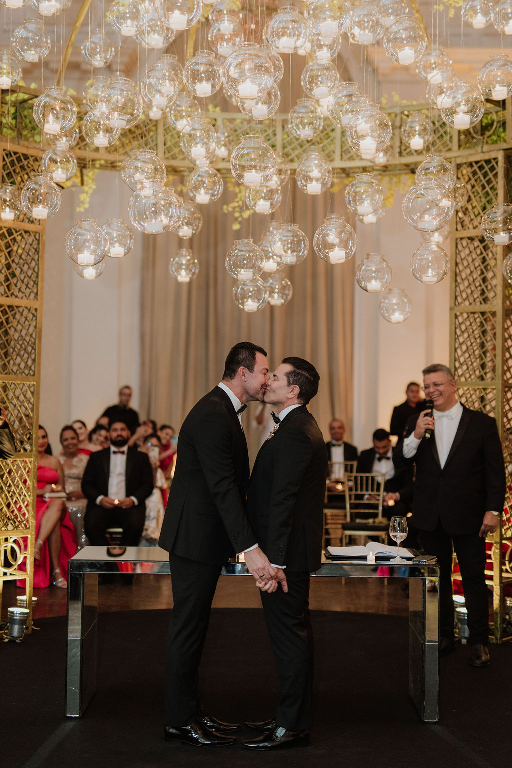 Beijo dos noivos, enfim casados | Foto Berg Viana, Paula Mattos, Renan Oliveira Fotógrafo