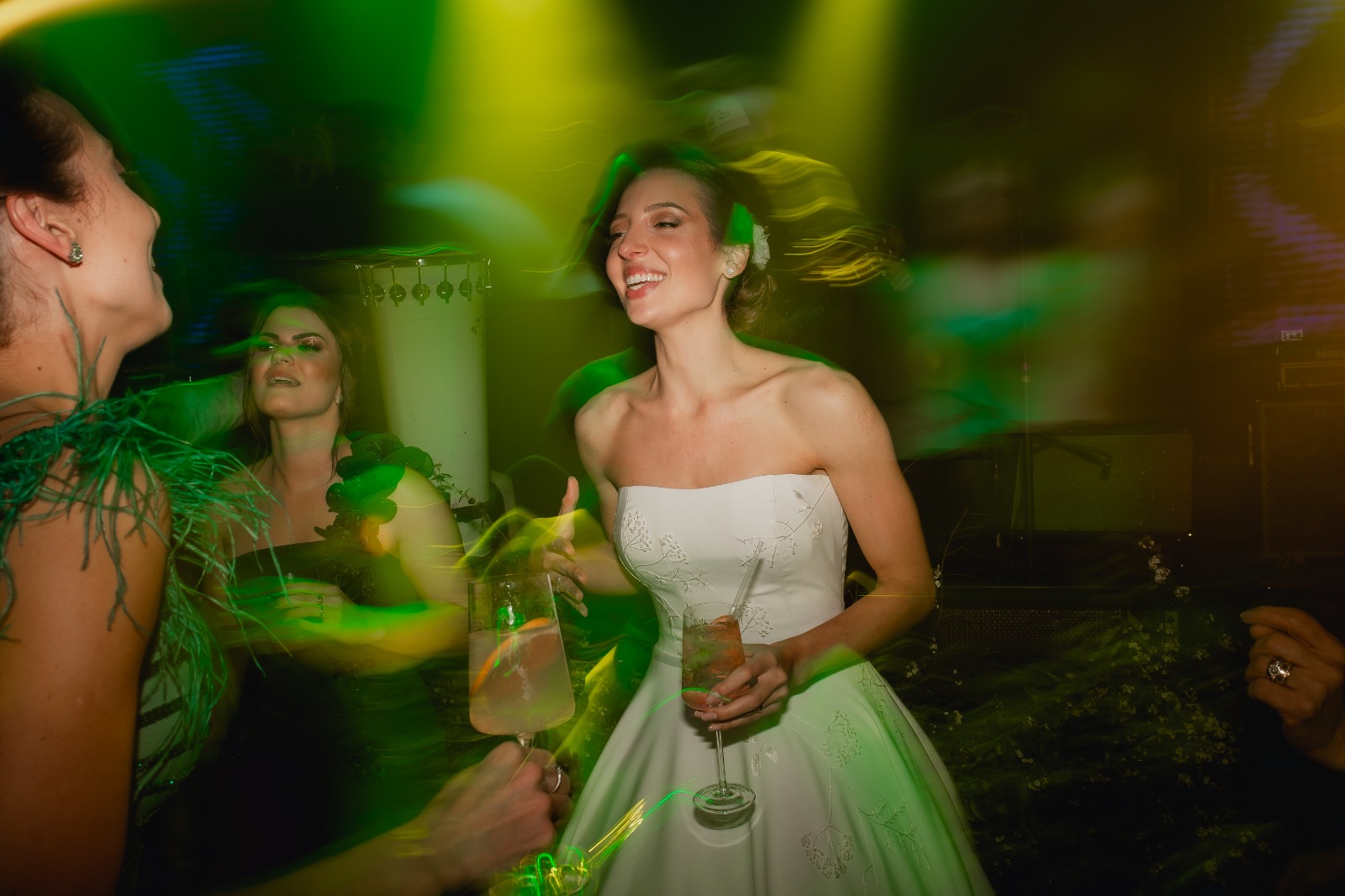 Noiva na pista de dança no casamento  | Foto Melqui Zago Fotografia e Pam Passos