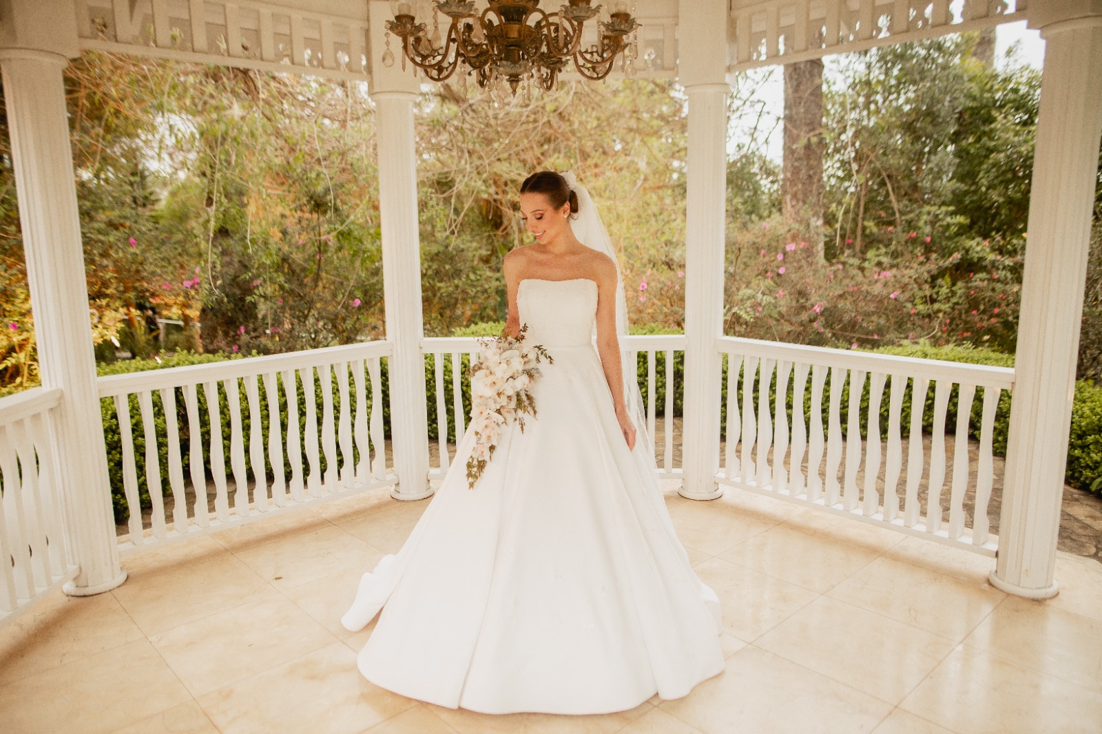 Vestido de noiva clássico estilo tomara que caia assinado por Luhana Pawlick | Foto Melqui Zago Fotografia e Pam Passos