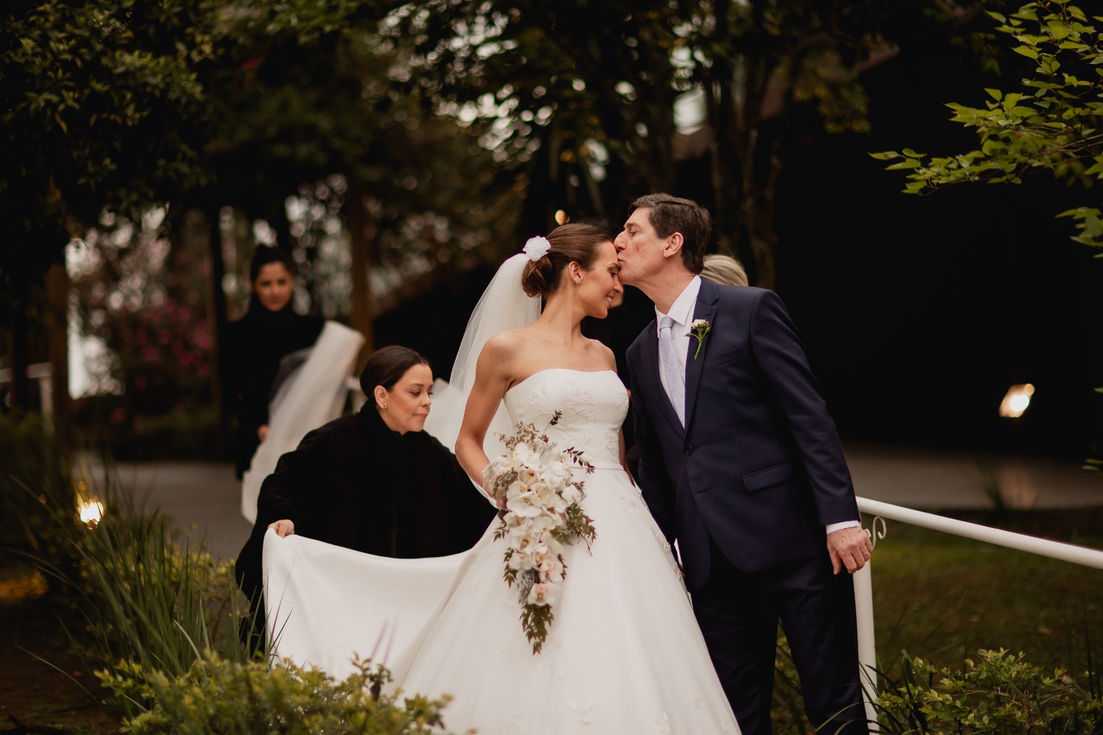 Tradicional foto da entrada da noiva ao lado do pai  | Fotógrafos Melqui Zago Fotografia e Pam Passos 