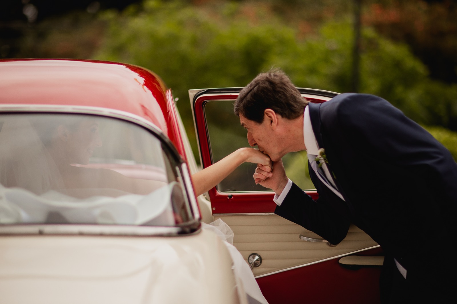 Pai da noiva beija filha ao sair do carro para cerimônia de casamento | Fotógrafos Melqui Zago Fotografia e Pam Passos 