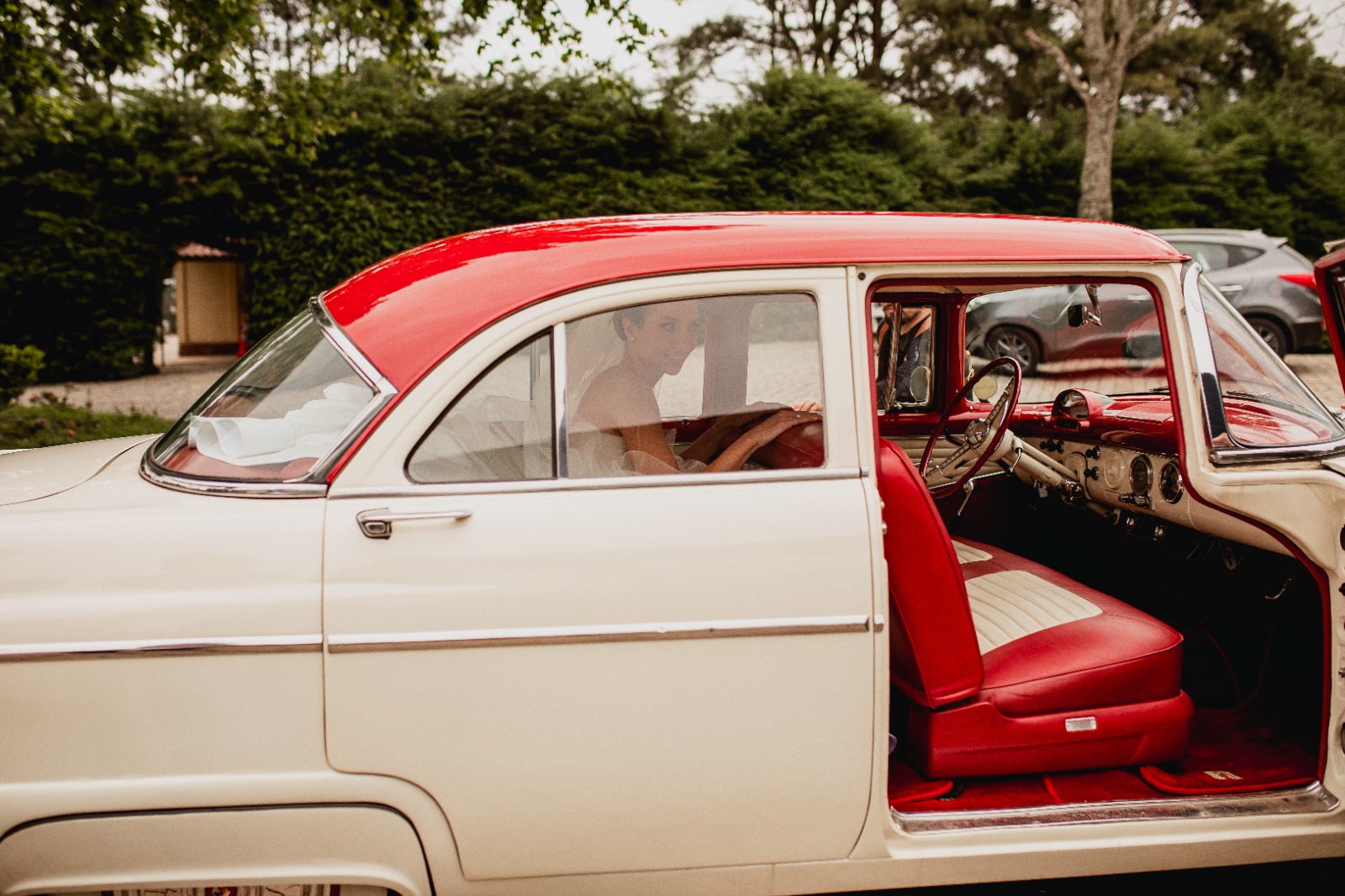 Foto tradicional da noiva saindo do carro indo em direção a cerimônia de casamento | Fotógrafos Melqui Zago Fotografia e Pam Passos 