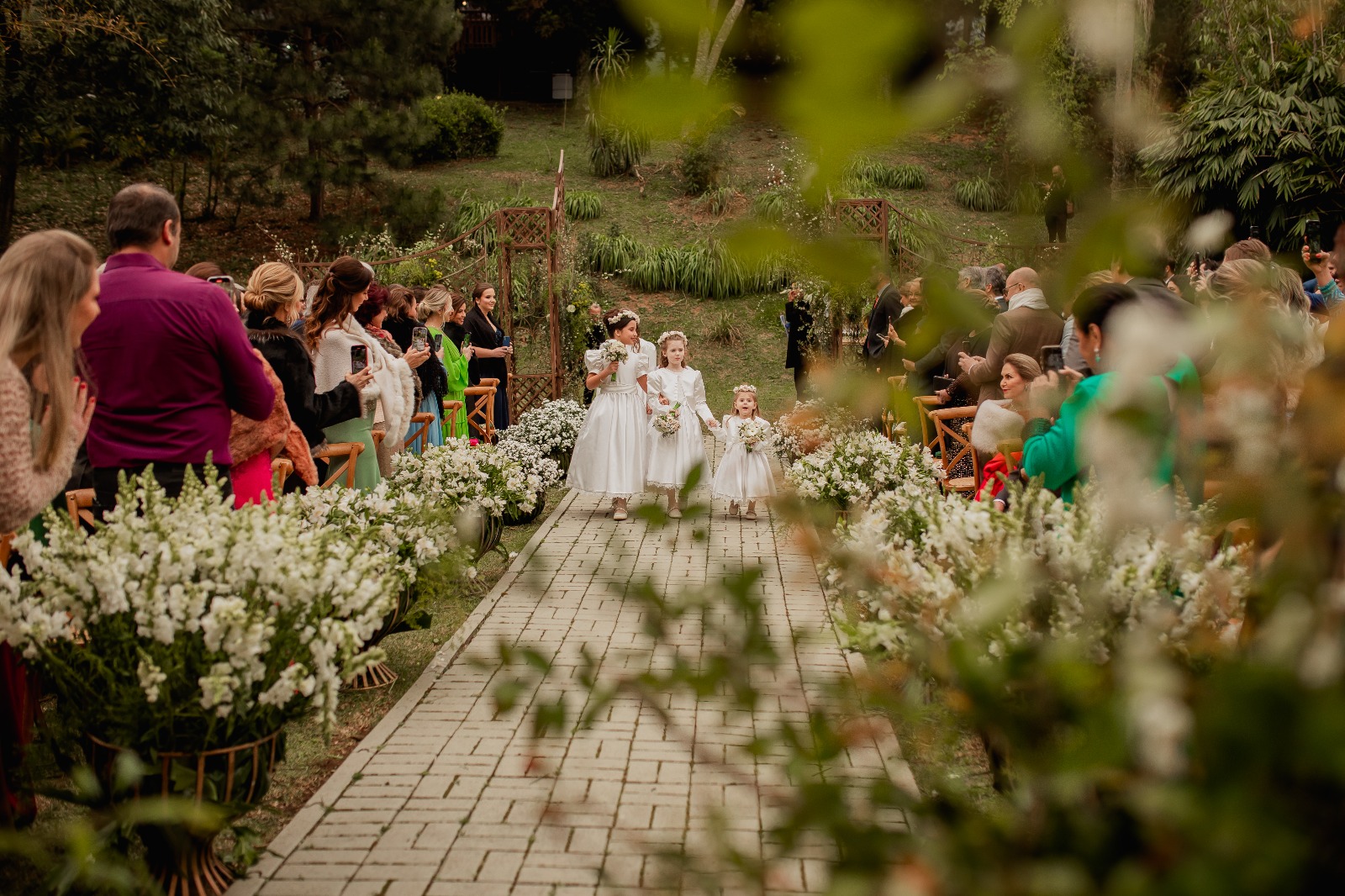 Início da cerimônia de casamento ao ar livre. Entrada das daminhas.| Fotógrafos Melqui Zago Fotografia e Pam Passos 