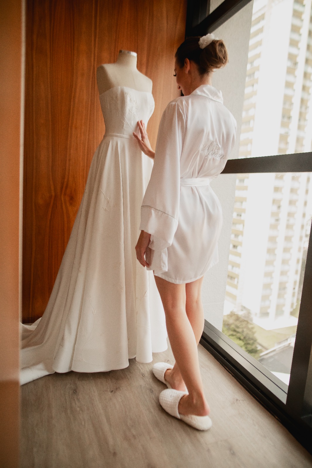 Noiva Priscila Schi admirando seu vestido de noiva  | Fotógrafos Melqui Zago Fotografia e Pam Passos