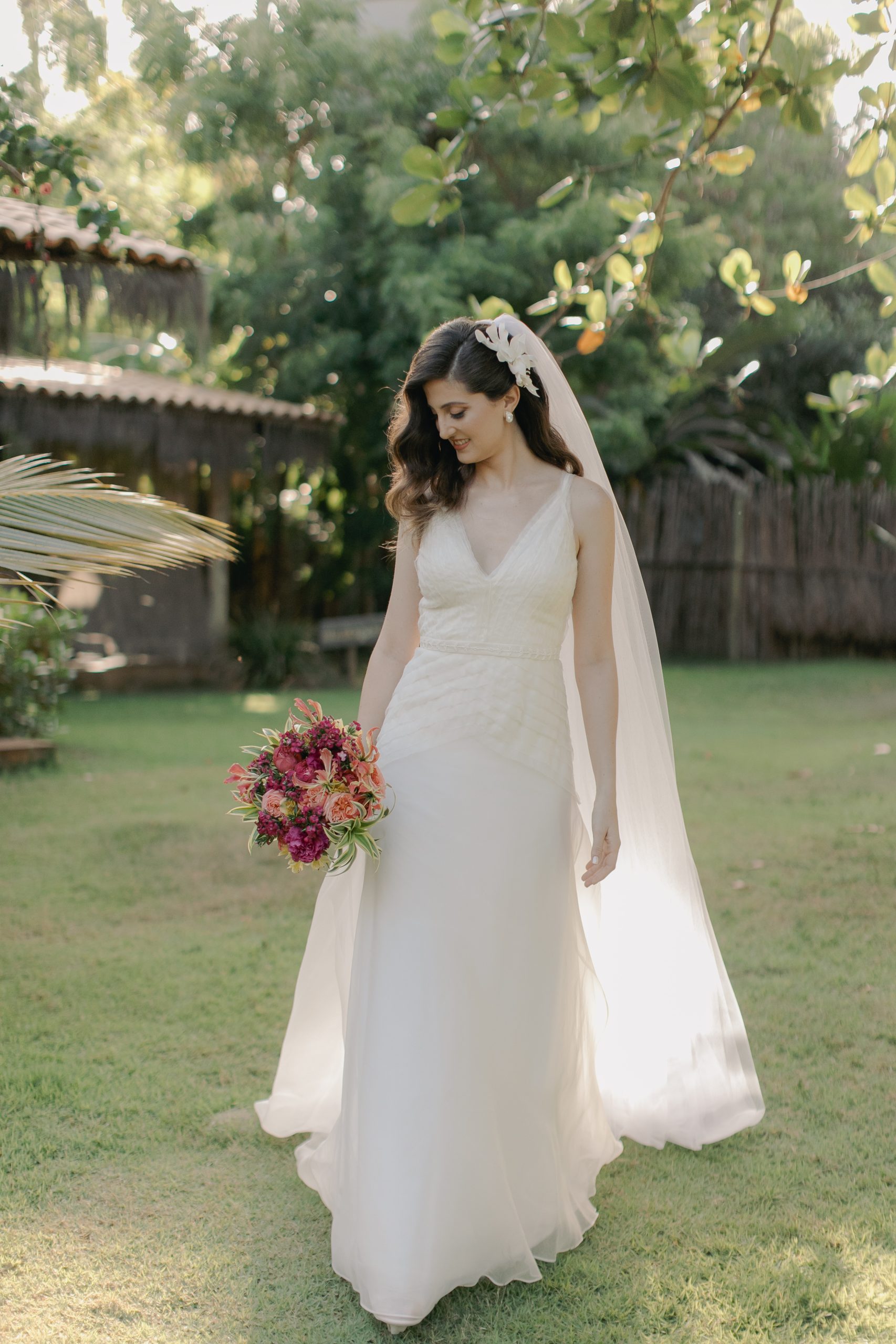 Vestido de noiva clássico para casamento ao ar livre | Foto: Flora Pimentel
