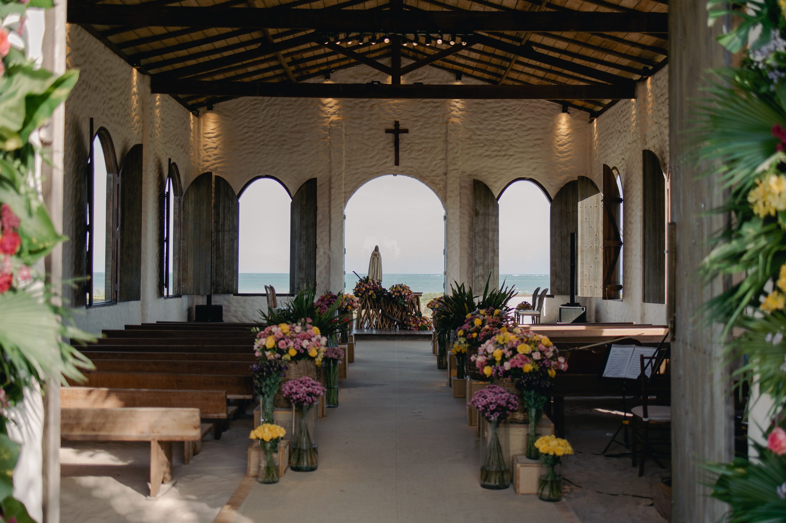 Capela dos Milagres decorada para casamento | Foto: Flora Pimentel