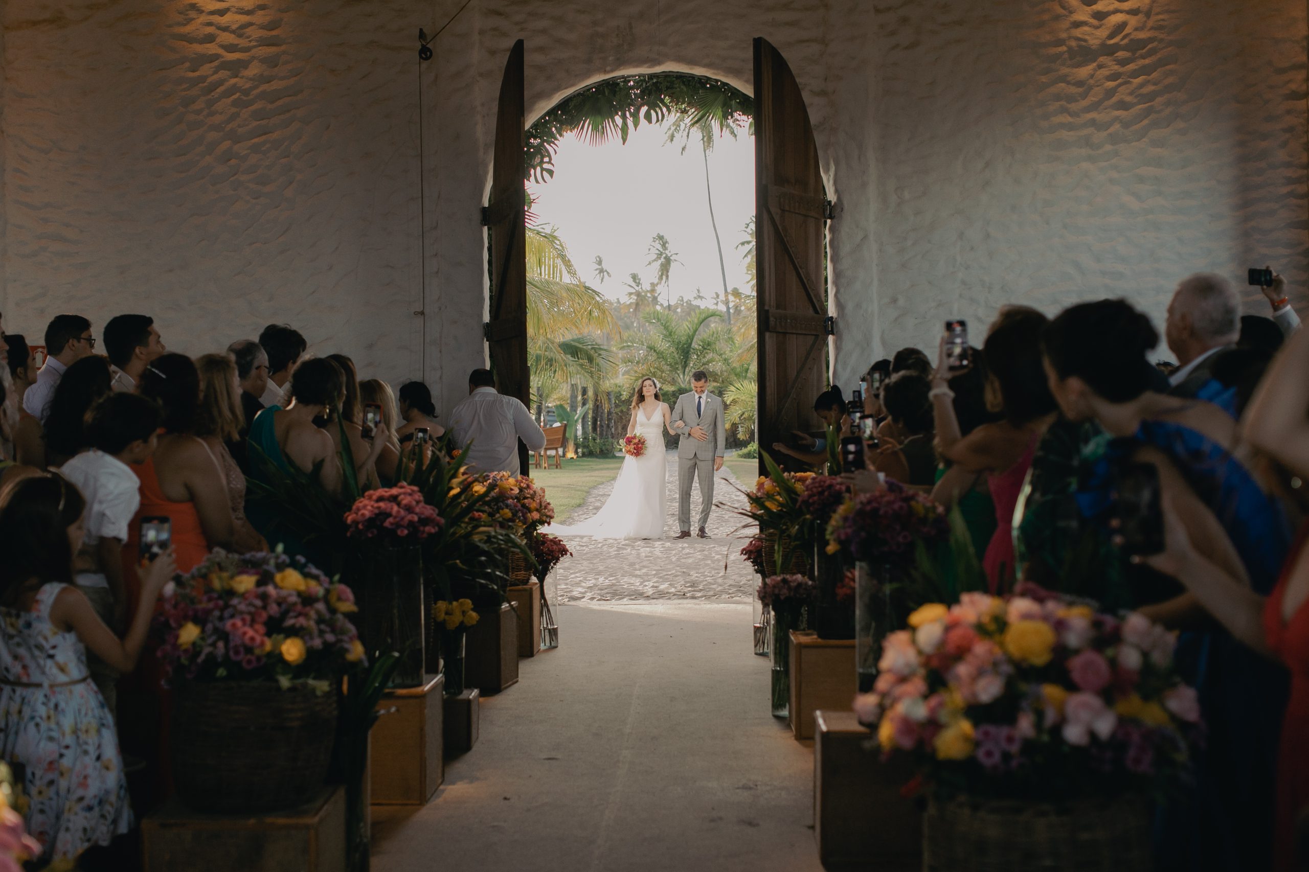 Entrada da noiva na Capela dos Milagres | Foto: Flora Pimentel