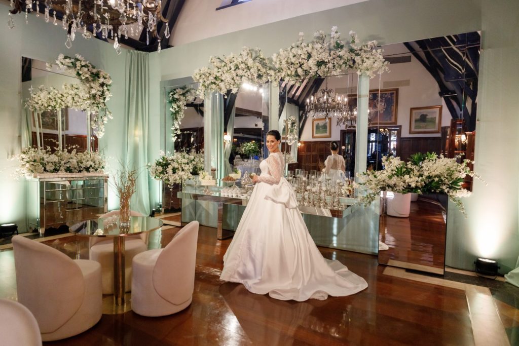 Casamento clássico: fotos da noiva na decoração - Fotos Renato Miloch 