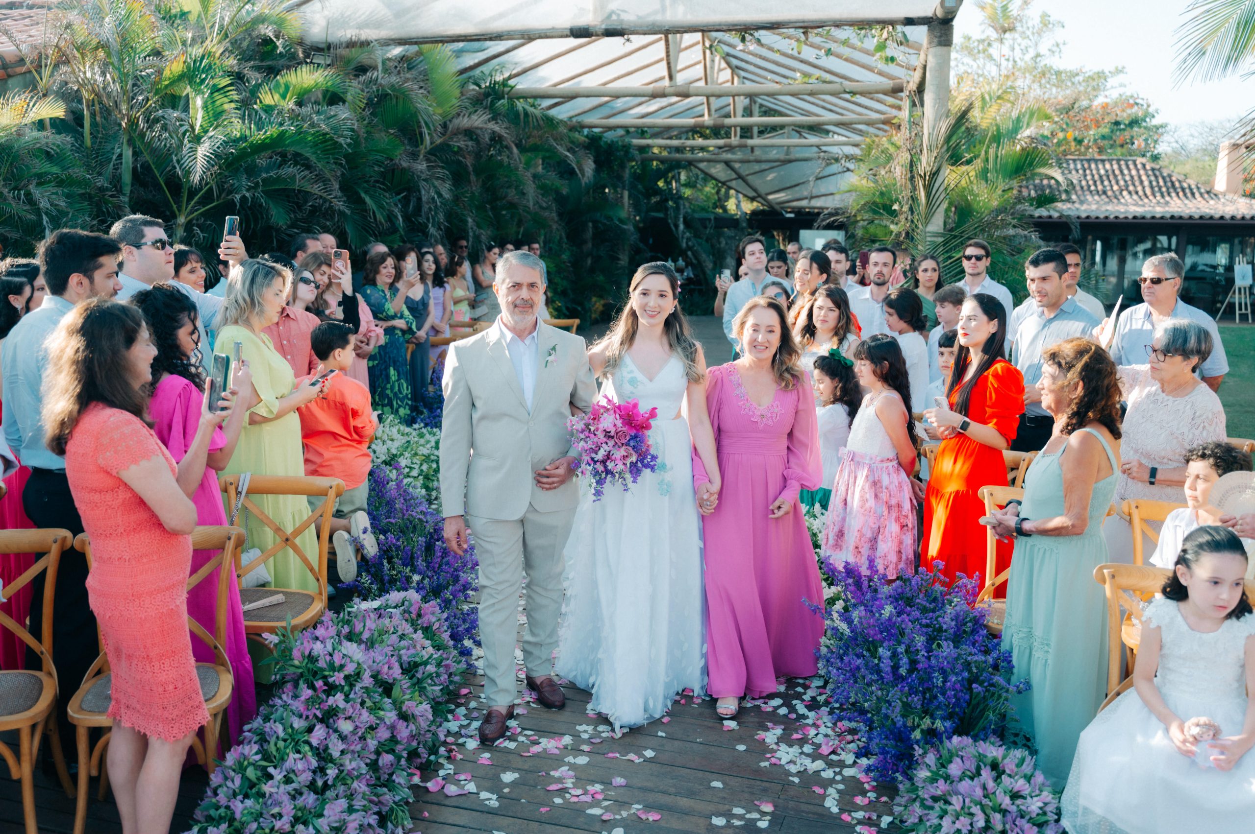 Entrada da noiva ao lado dos pais | Foto: Felipe Sales Fotógrafo