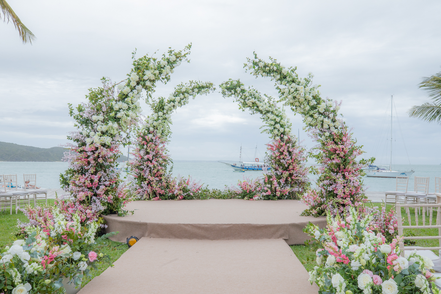 Arco de flores para decoração ao ar livre | Foto: Rodrigo Sack