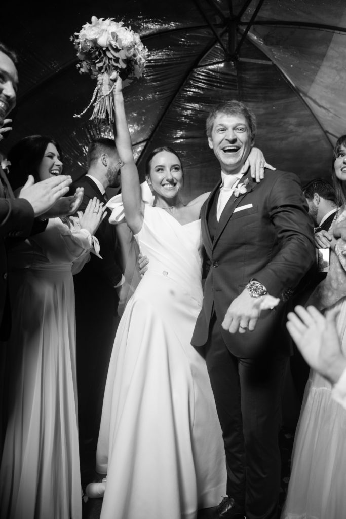 Casamento clássico: fotos da saída dos noivos - Fotos Vinícius Credidio