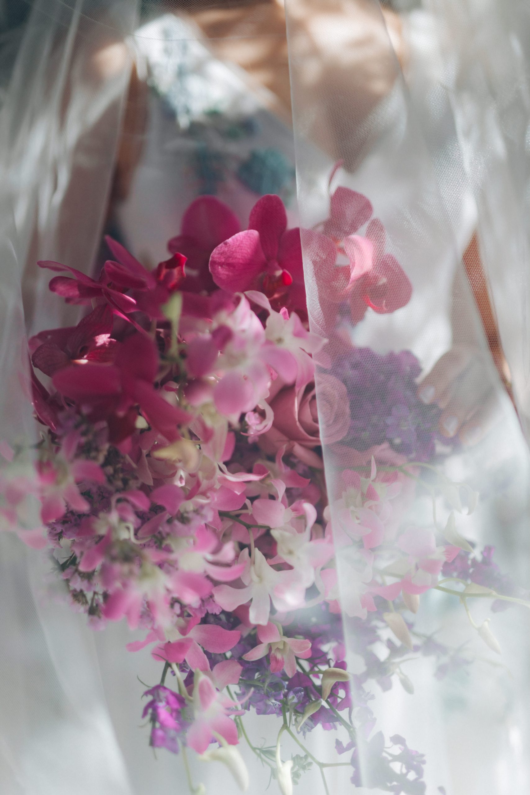 Buquê com flores em tons de rosa, lilás e branco | Foto: Felipe Sales Fotógrafo