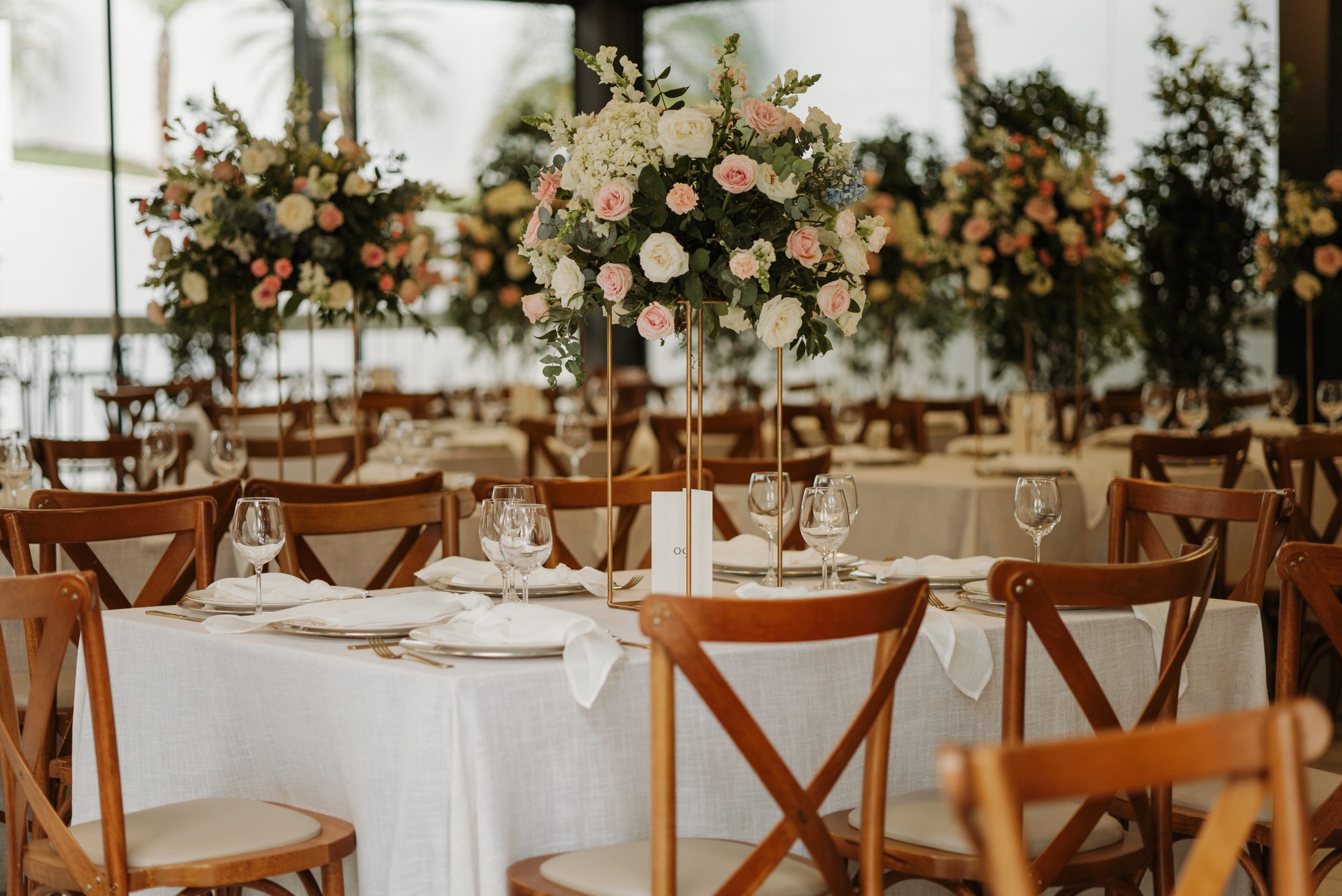 Recepção de convidados com elementos decorativos florais | Foto: Renata Guimarães Photos