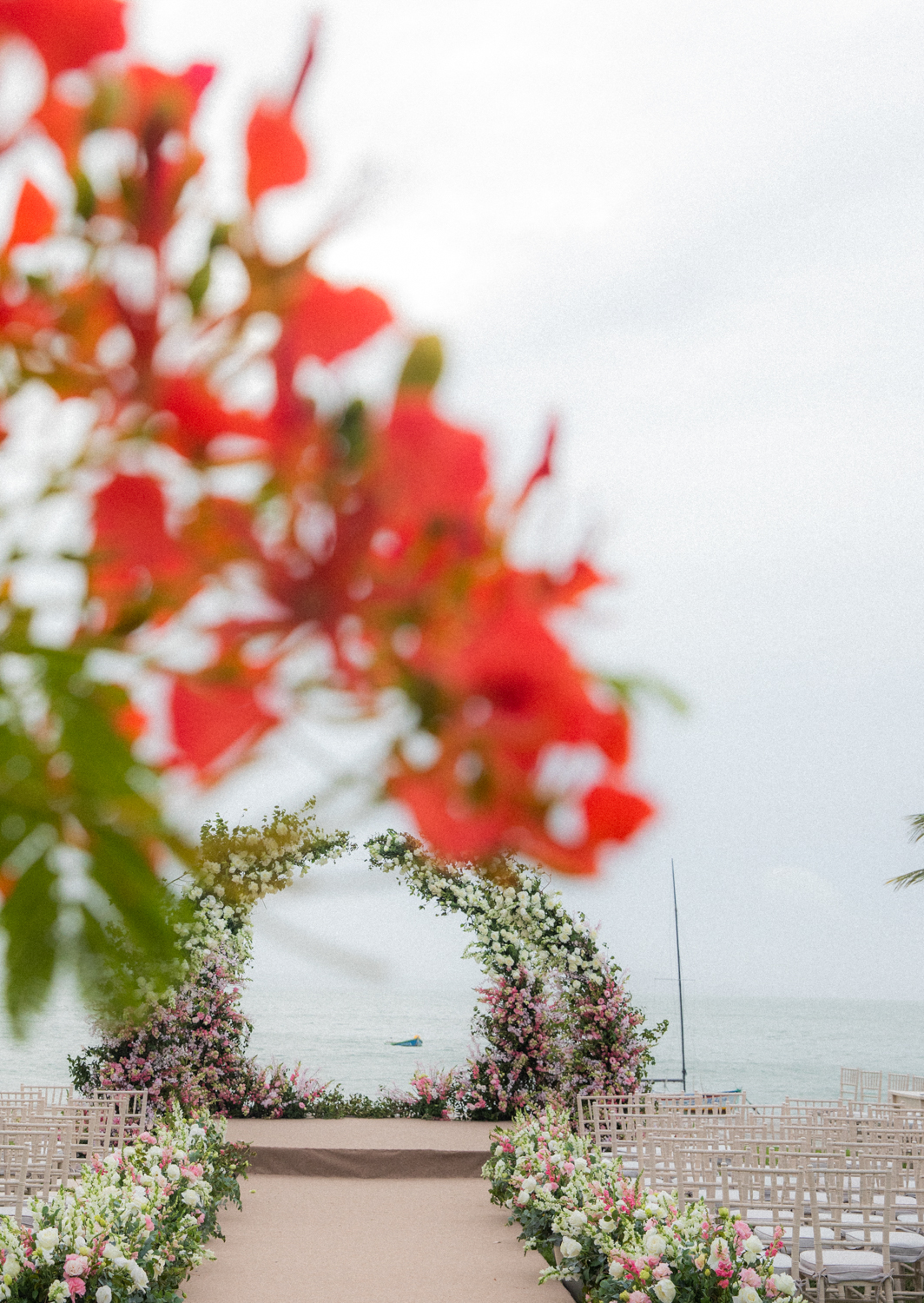 Decoração floral para casamento ao ar livre em Búzios | Foto: Rodrigo Sack 
