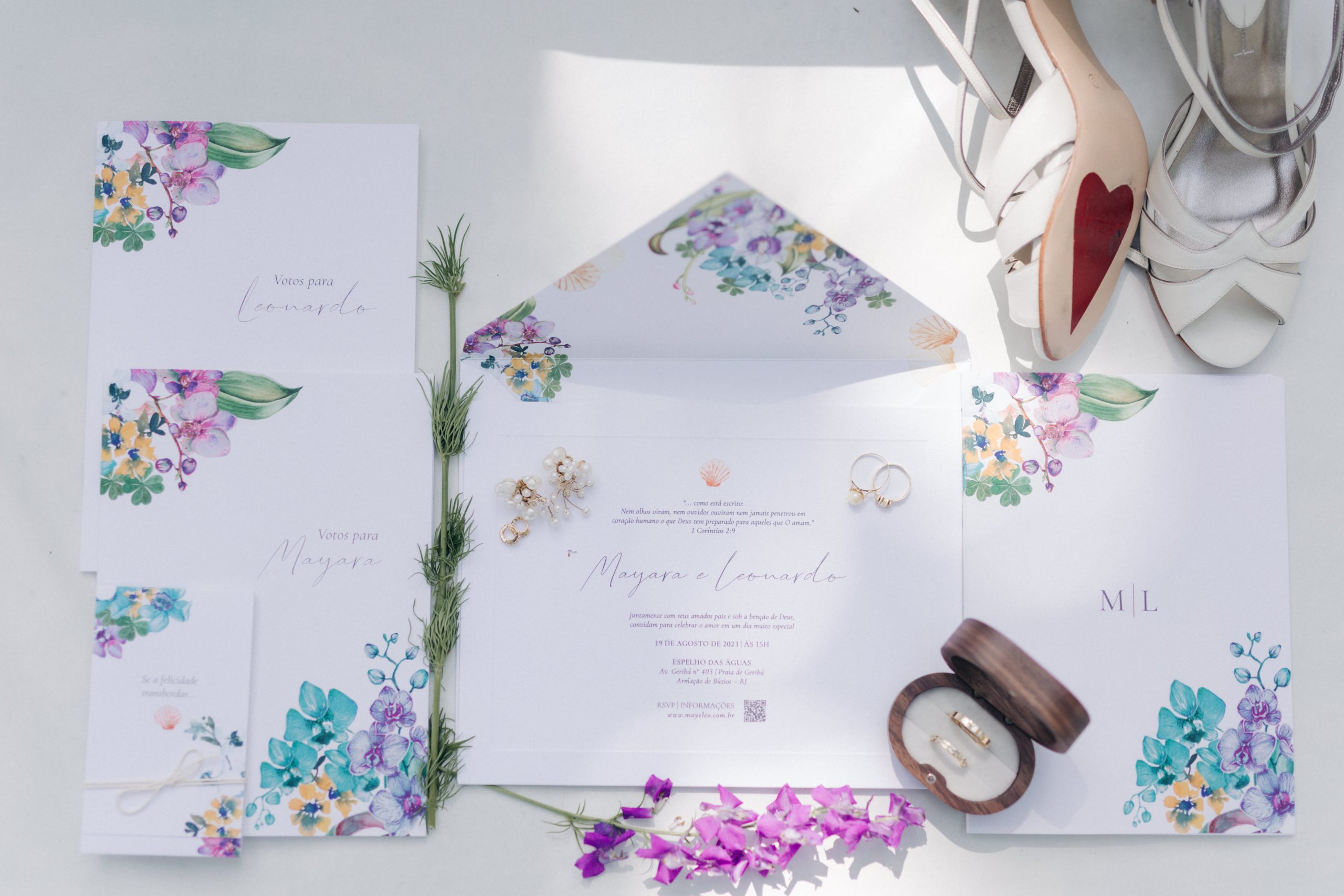 Convite de casamento com identidade visual feita por Dona Amélie | Foto: Felipe Sales Fotógrafo