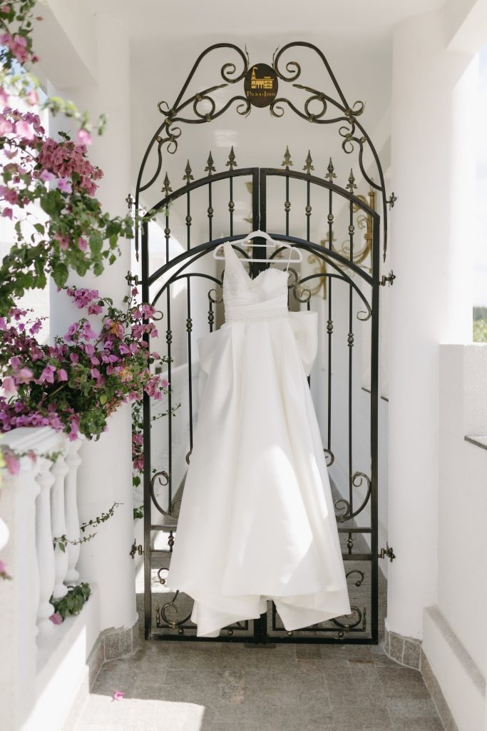 Casamento clássico: detalhes do vestido da noiva - Fotos Luz da Lua