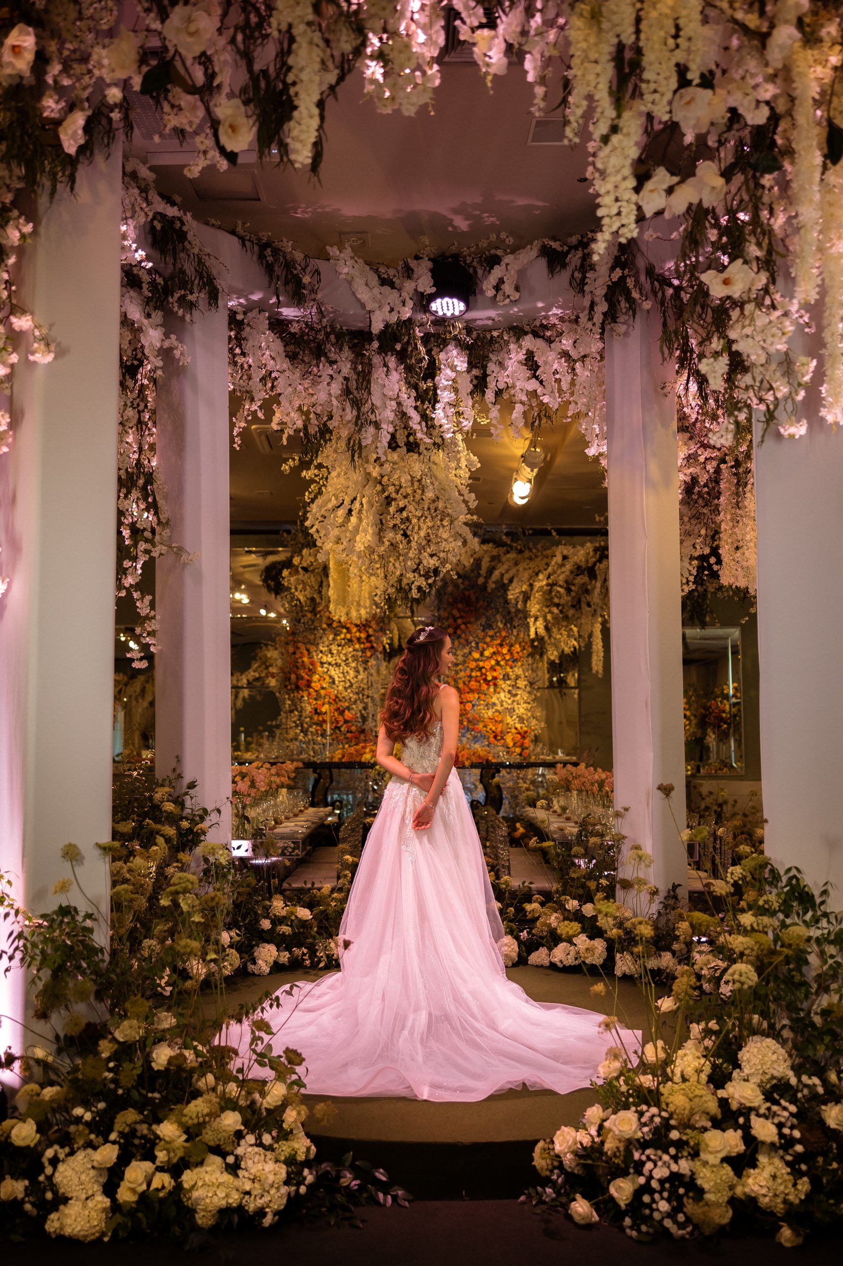 Vestido de noiva romântico com flores e brilho | Fotos Marcel Kriegl