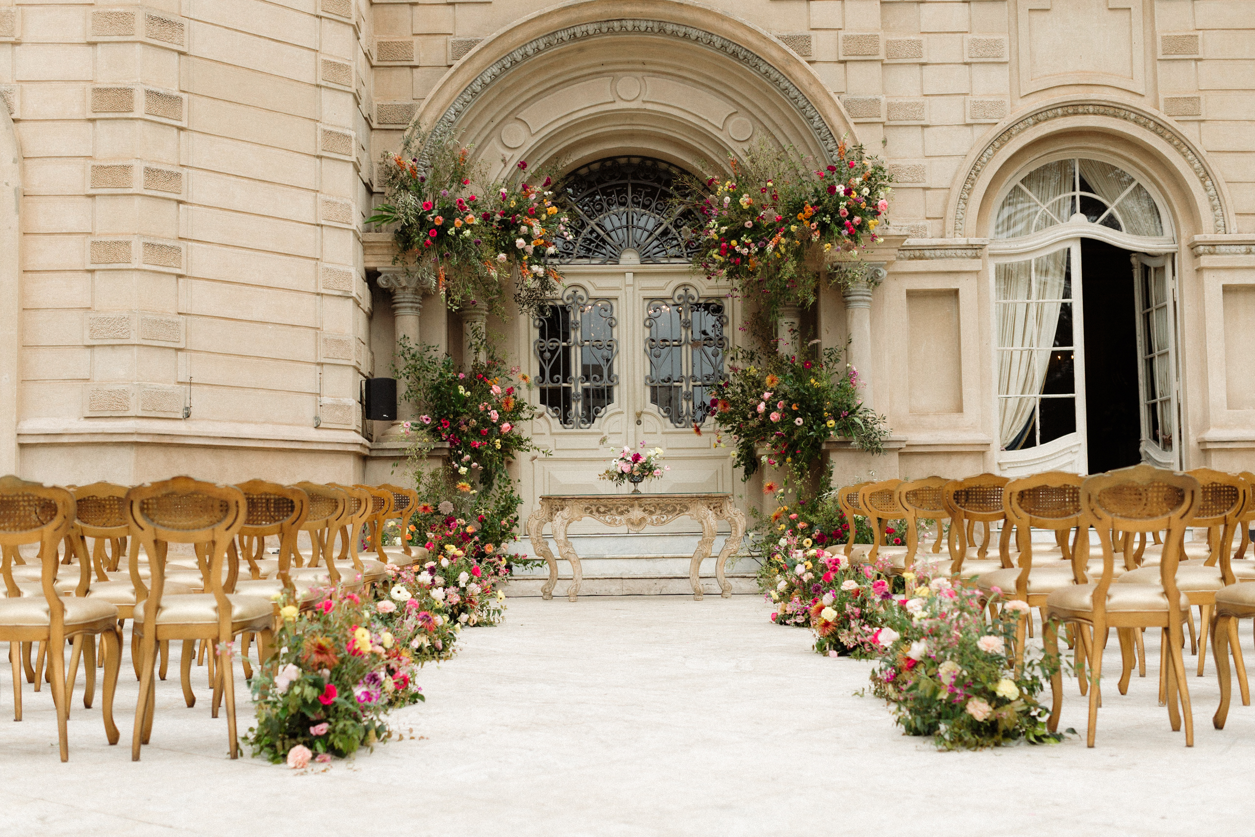 Fachada do Castelo do Batel decorada com flores para cerimônia de casamento | Foto: Flor de Sal