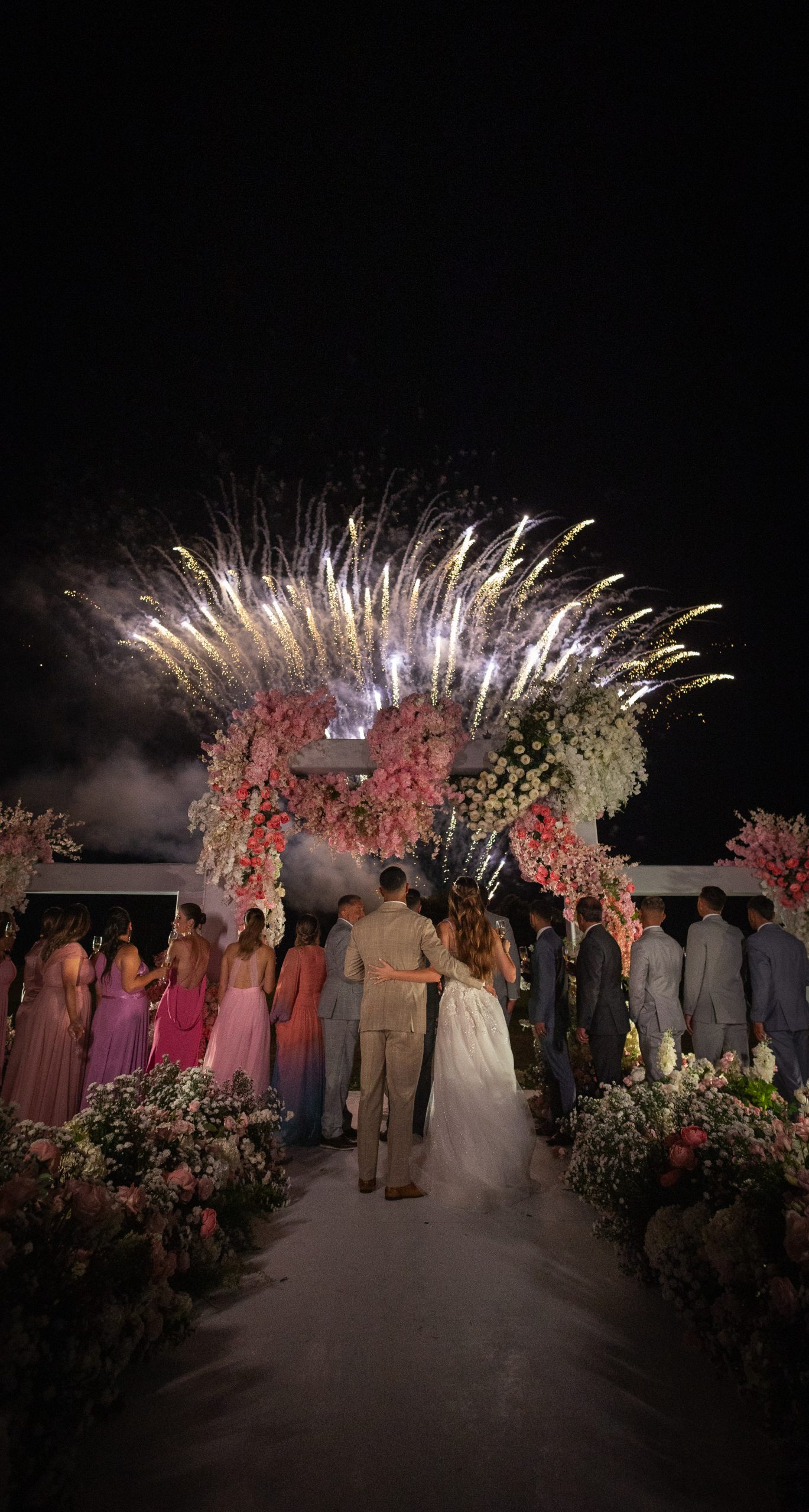 Fogos de artifício ao final da cerimônia de casamento ao ar livre | Fotos Marcel Kriegl