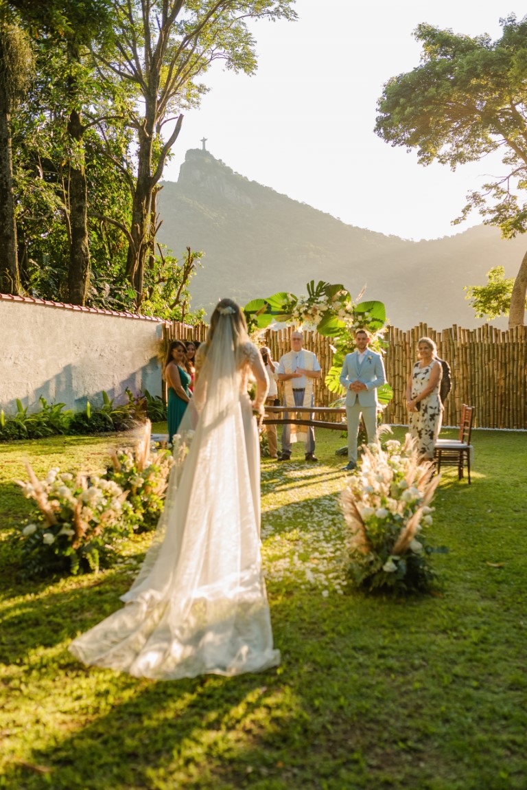 Elopement wedding: entrada da noiva na cerimônia de casamento - Fotos Renan Oliveira