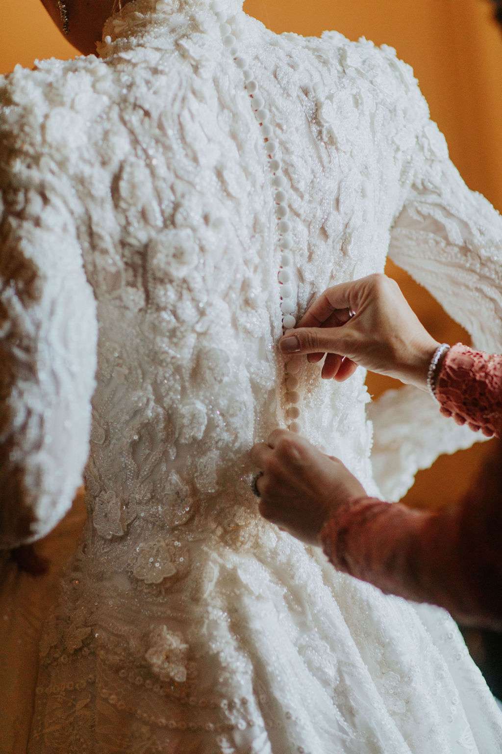 Destination wedding na Toscana: detalhes do vestido da noiva - Foto Midori Kobiyama