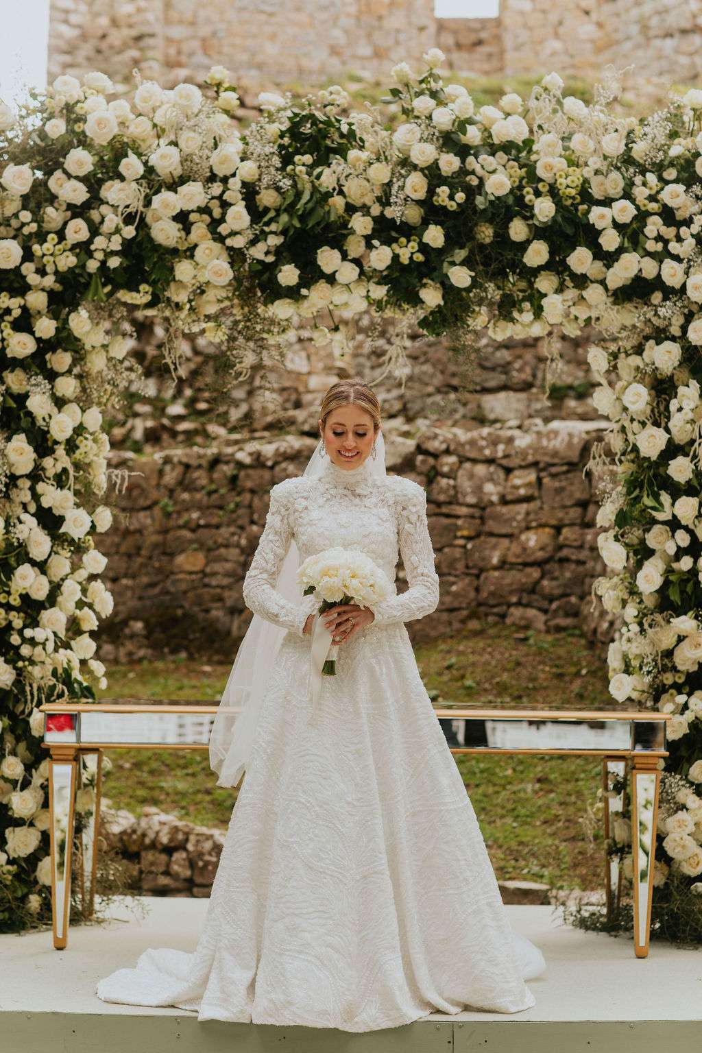 Destination wedding na Toscana: noiva na decoração - Foto Midori Kobiyama