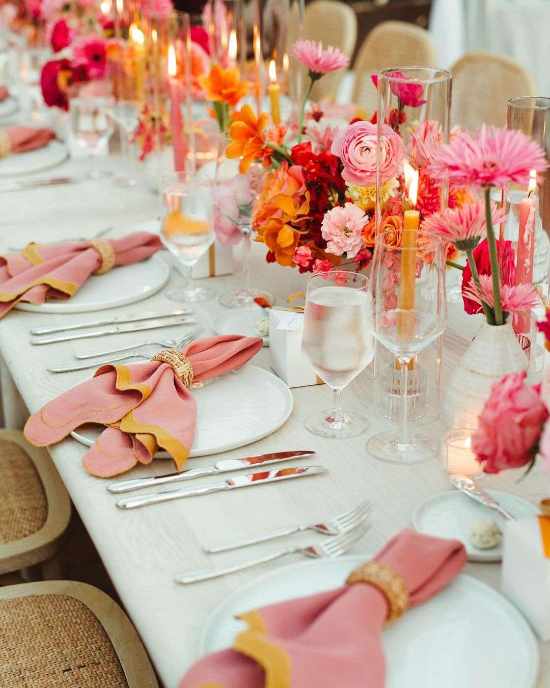 Arranjo de mesa com cores vibrantes | Foto: Jenny Quicksall