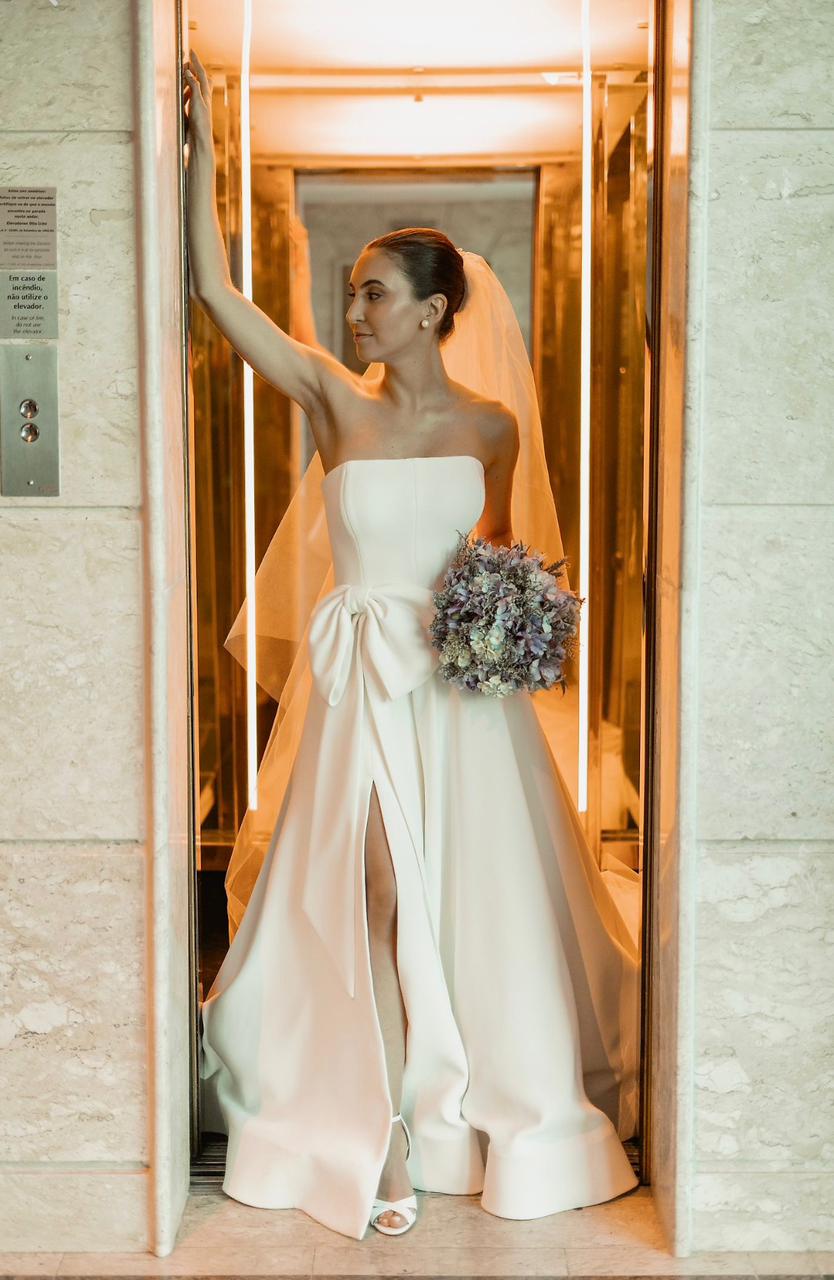 Vestido de noiva clássico assinado por Adriana Kavietz | Foto William Rossoni 