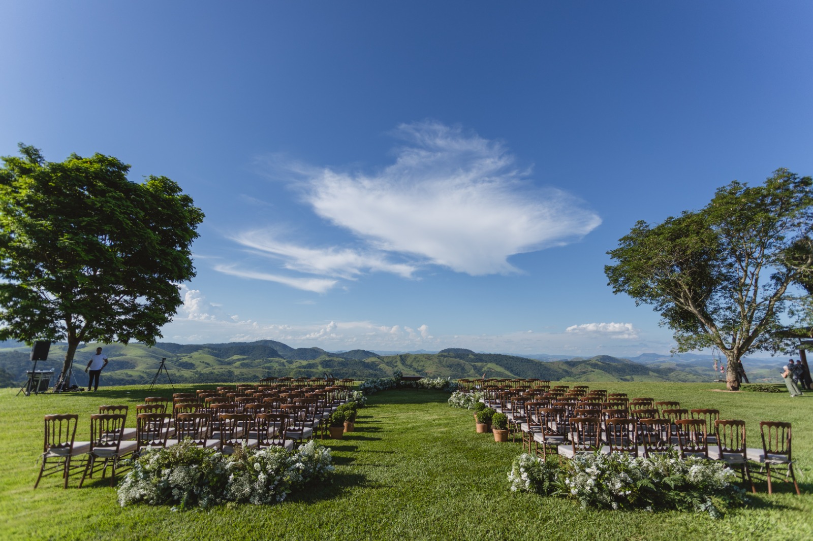 Cerimônia de casamento ao ar livre no Vale dos Desejos | Foto: Giovani Garcia 