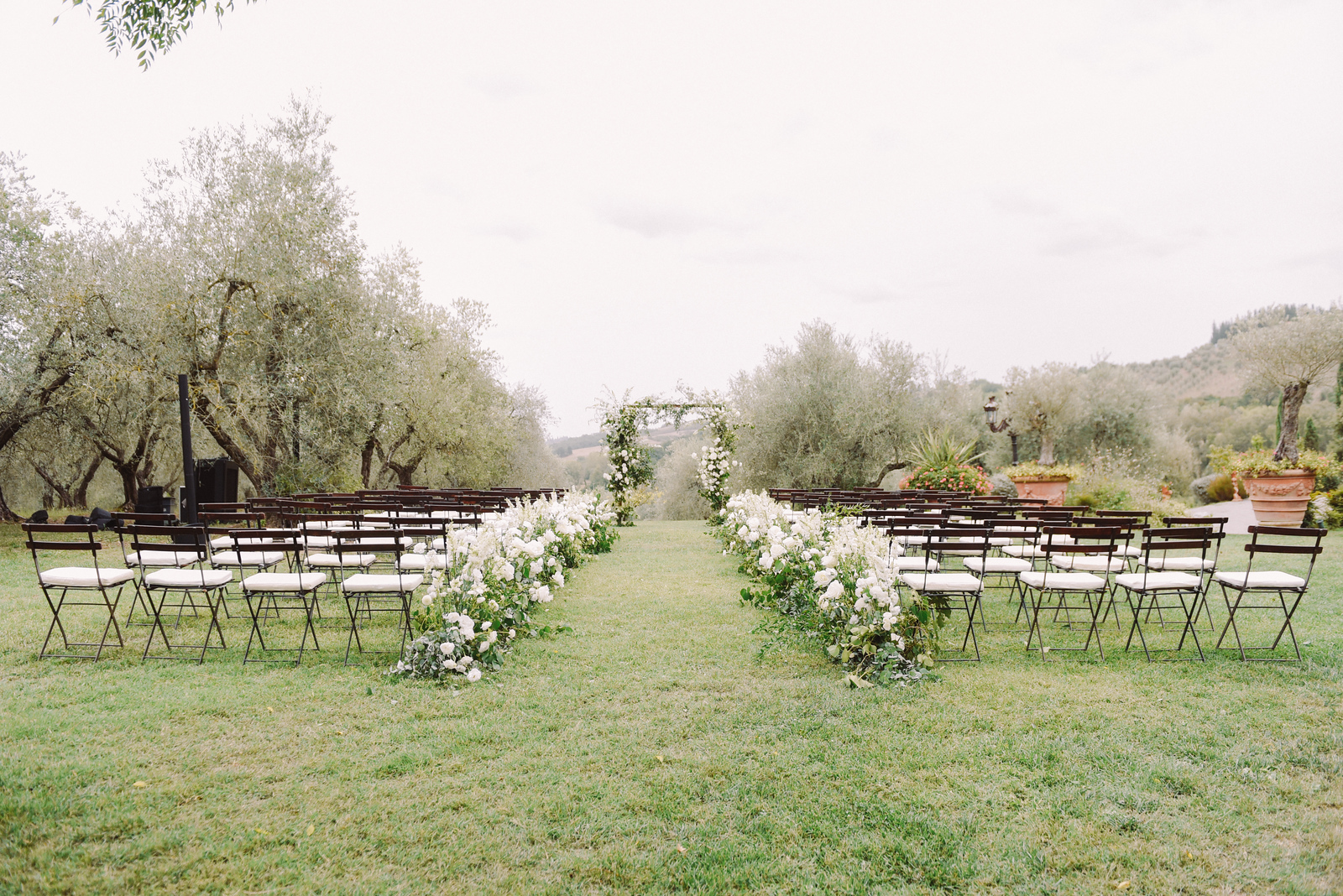 Decoração clean com flores brancas para cerimônia de casamento ao ar livre | Foto: Land Photography