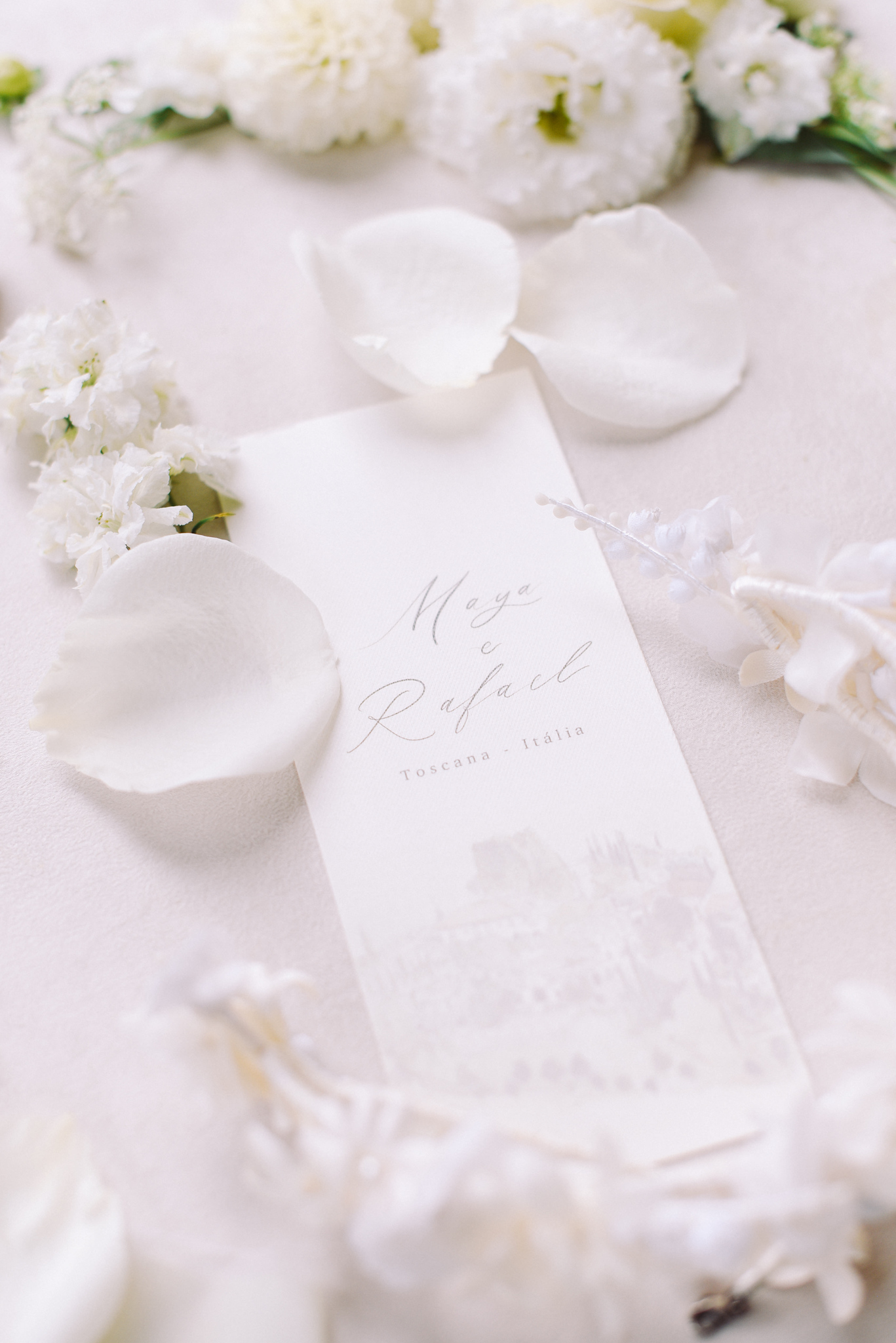 Convite de casamento branco com pétalas | Foto: Land Photography