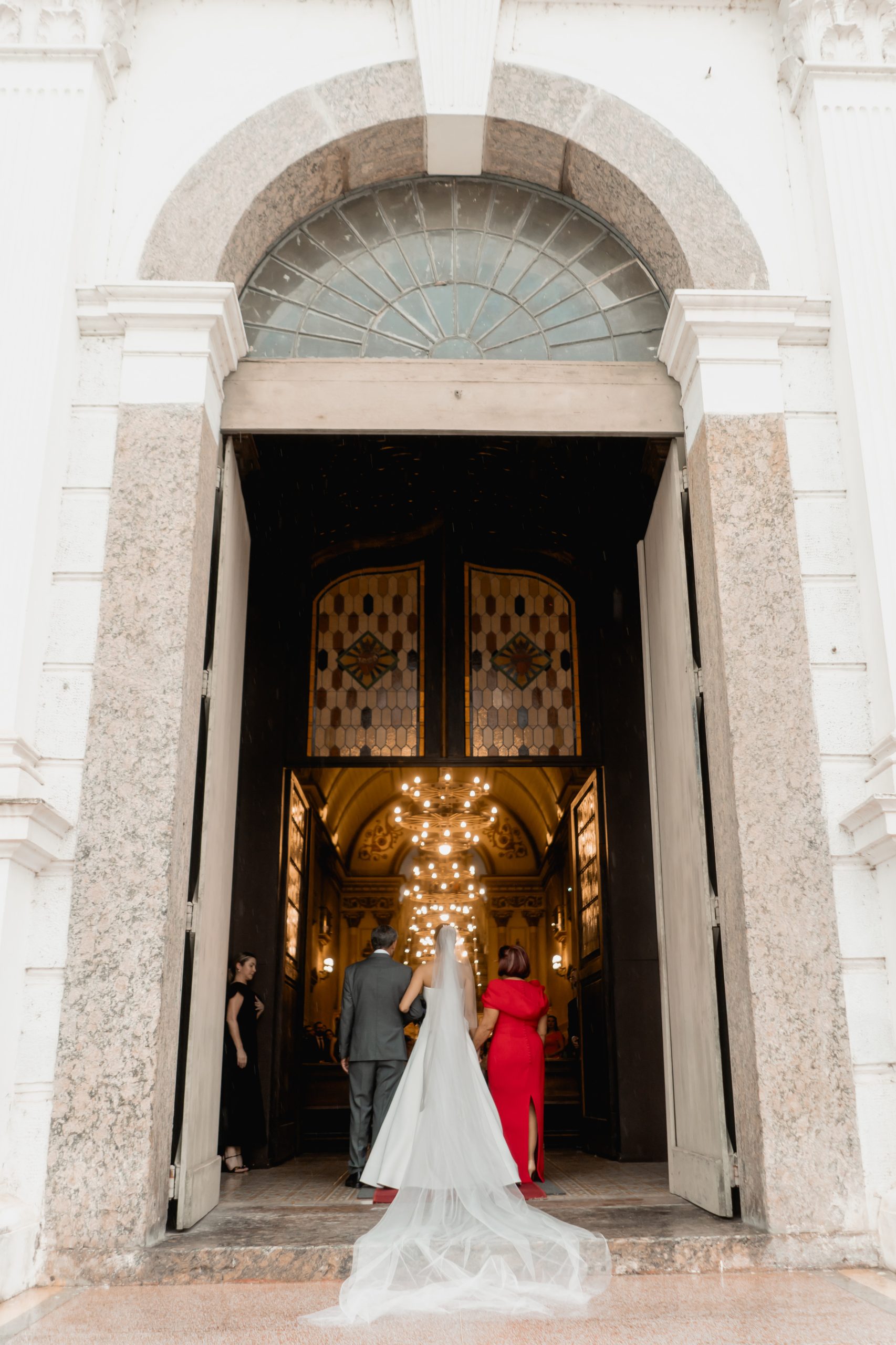 Entrada da noiva na igreja ao lado dos pais | Foto William Rossoni 