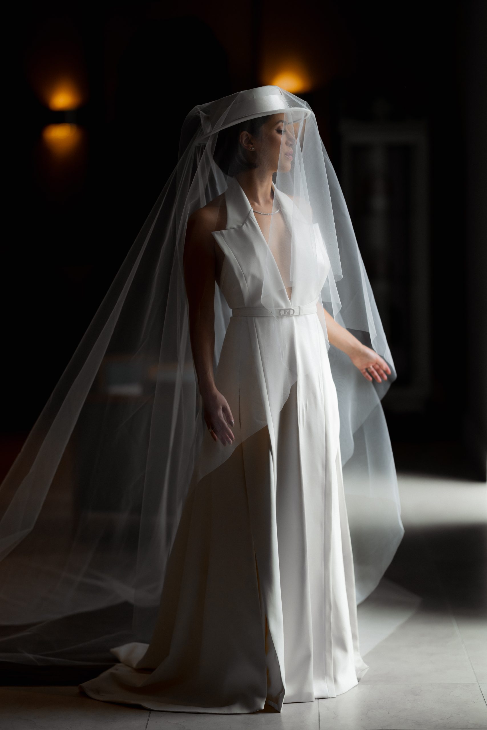 Vestido de noiva da com chapéu como acessório para o véu | Foto: Marcel Kriegl Fotografia