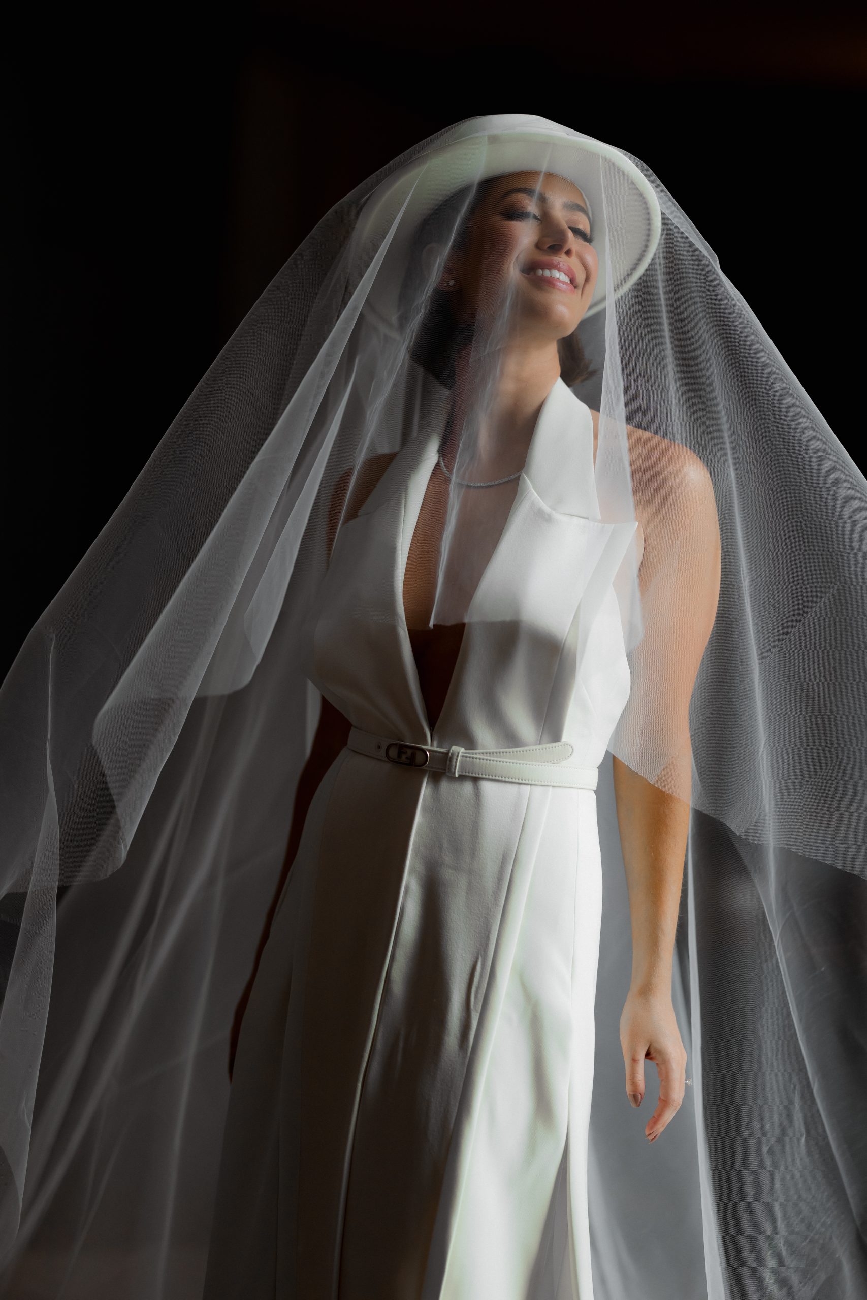 Vestido de noiva da com chapéu como acessório para o véu | Foto: Marcel Kriegl Fotografia