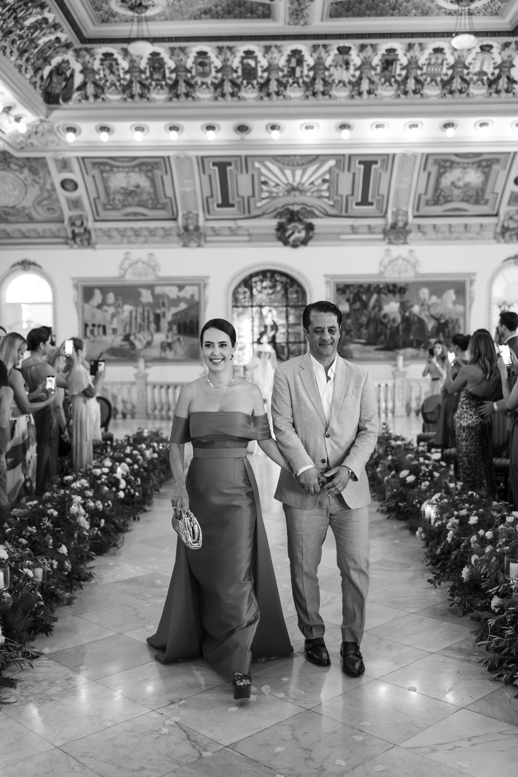 Entrada dos pais da noiva | Foto: Marcel Kriegl Fotografia