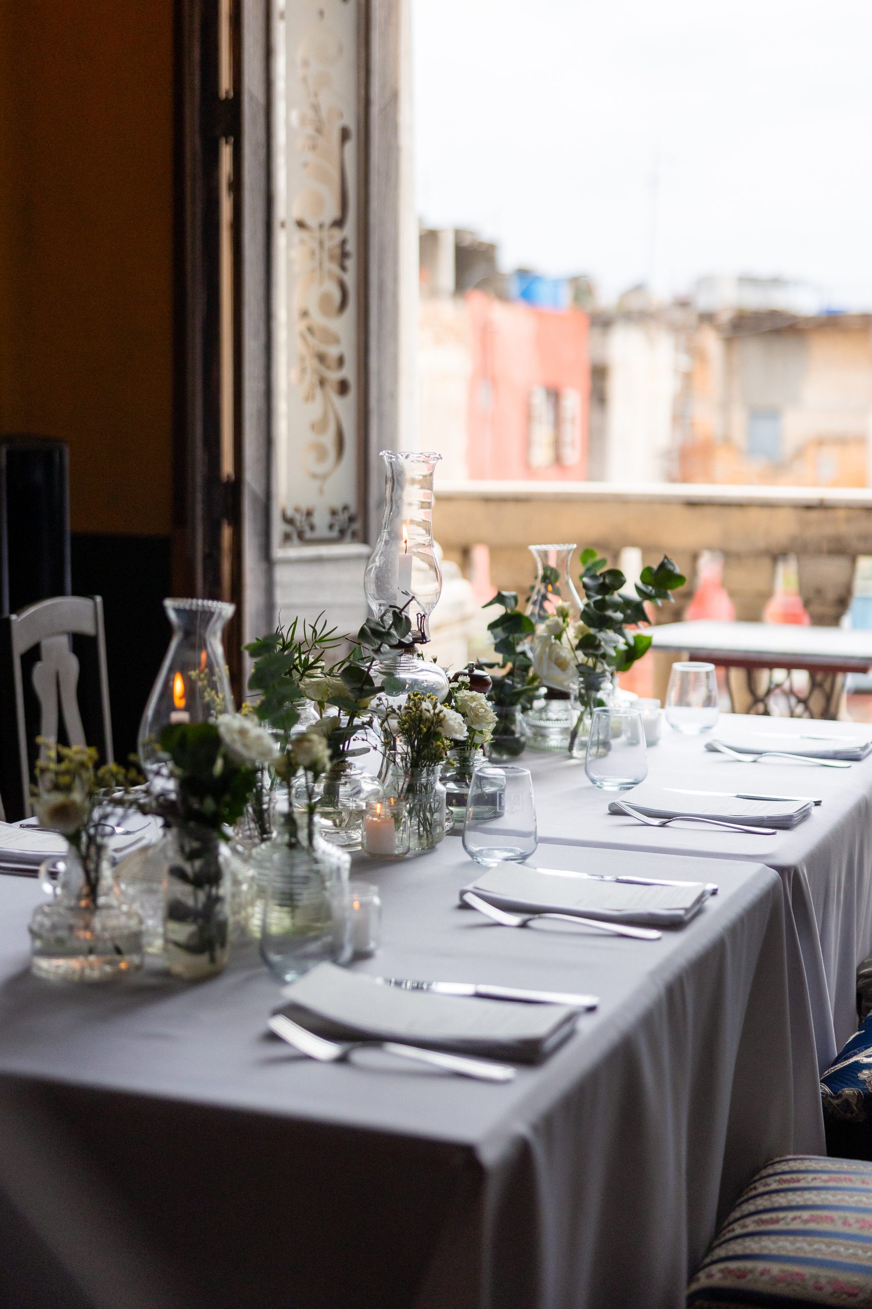 Detalhes da mesa-posta para recepção de convidados no casamento | Foto: Marcel Kriegl Fotografia