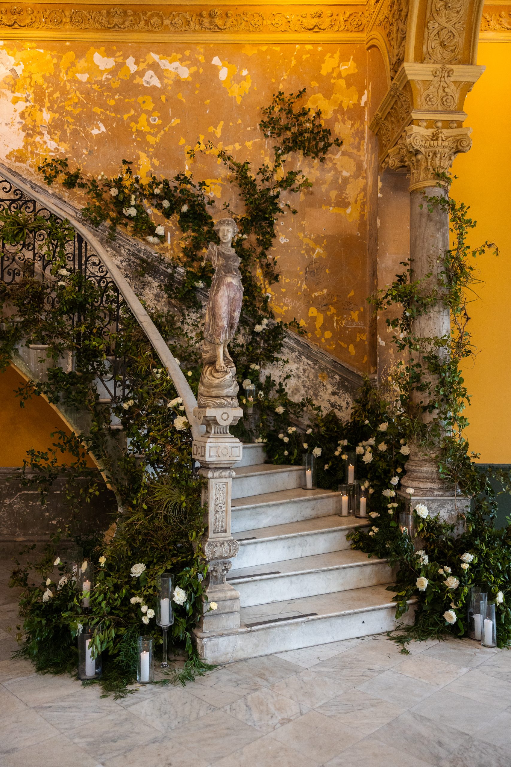 Escada decorada com flores e flor | Foto: Marcel Kriegl Fotografia