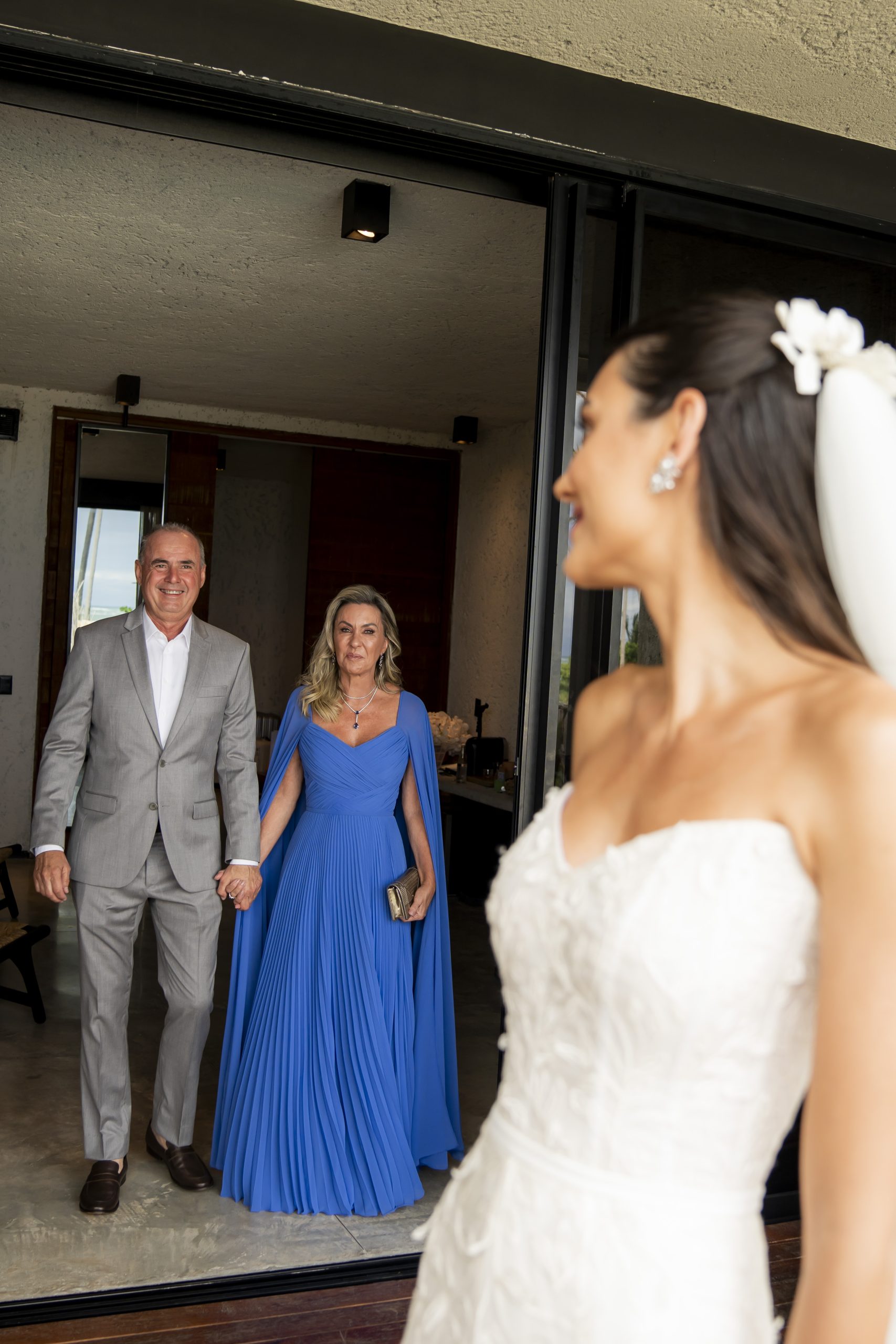 Reação dos pais ao ver a filha vestida de noiva | Foto Rodolfo Santos