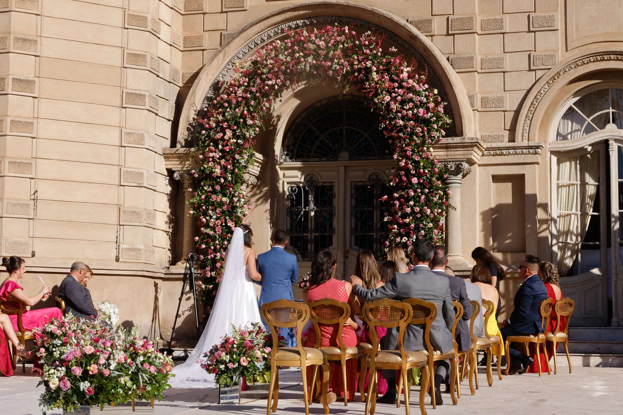 Inesquecível Casamento realizou sonho de casal que viveu a experiência completa de uma cerimônia ao ar livre no Castelo do Batel | Foto: Namester